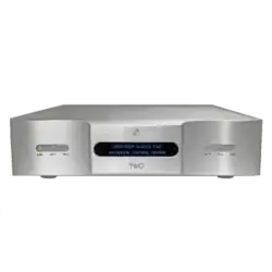 DAC et amplificateur analogique Vermeer Audio Two en aluminium massif vu de face avec les boutons de menu et de volume sur la partie gauche, l'écran central indiquant "VERMEER AUDIO TWO UNIVERSAL CONTROL CENTER" et trois autres boutons sur la droite avec la sélection des enrées et la phase