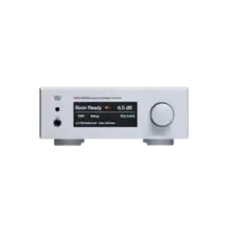 Convertisseur (DAC) Weiss DAC501, modèle compact, couleur argent vu de face avec le capteur infrarouge et la prise jack 3.5 situés sur la gauche du produit, d'un écran couleur indiquant "Roon Ready" et -6,5dB et enfin le bouton rotatif de gestion du niveau de sortie