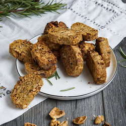 Pikante Cantuccini mit Rosmarin 4 Diese pikanten Cantuccini mit Walnüssen, Cashew Nüssen und Rosmarin sind der perfekte gesunde Snack zu einem Glas Wein oder einfach zum Knabbern zwischendurch. Küchentraum & Purzelbaum | #snack | #gesund