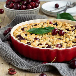 Kirschtarte mit Streuseln 8 Einfache Kirschtarte mit Streuseln. Diese leckere Tarte ist gelingsicher und schmeckt nach Sommer. Ihr könnt sie mit frischen Süß- oder Sauerkirschen backen oder ihr nehmt ein Glas. Küchentraum & Purzelbaum | #tarte | #backen | #kirschen