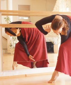 tanzakademie frau-biegend-spiegel-ballet-tanzen-roter-rock
