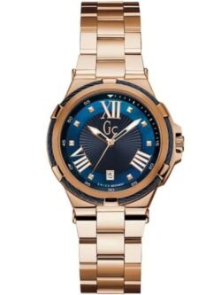 Marque: Guess Collection Modèle: Structura Cable Boîtier: Diamètre : 36mm Acier inoxydable Doré, gris Cadran: Verre : Minéral Bleu Bracelet: Acier inoxydable Doré Etanchéité: 100 m (10 ATM) Type de boucle: Boucle déployante Détails techniques: Dateur