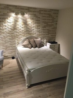 בריקים לבנים לחיפוי פנים בחדר שינה