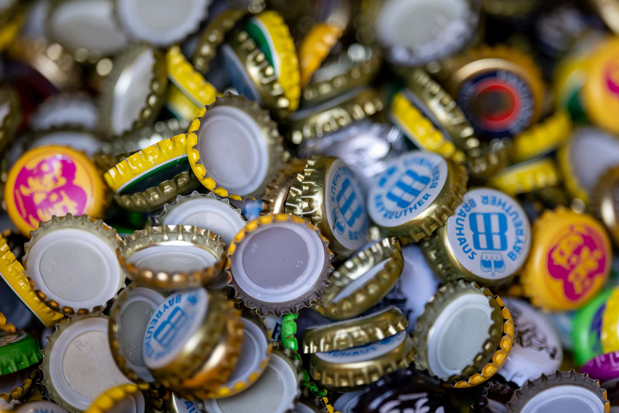 viele goldglänzende Kronkorken erzählen von einem geselligen Abend und den vielen Stunden die gemeinsam verbracht wurden fotografiert in Erfurt mit der Canon R6 & dem RF 135mm f2.0