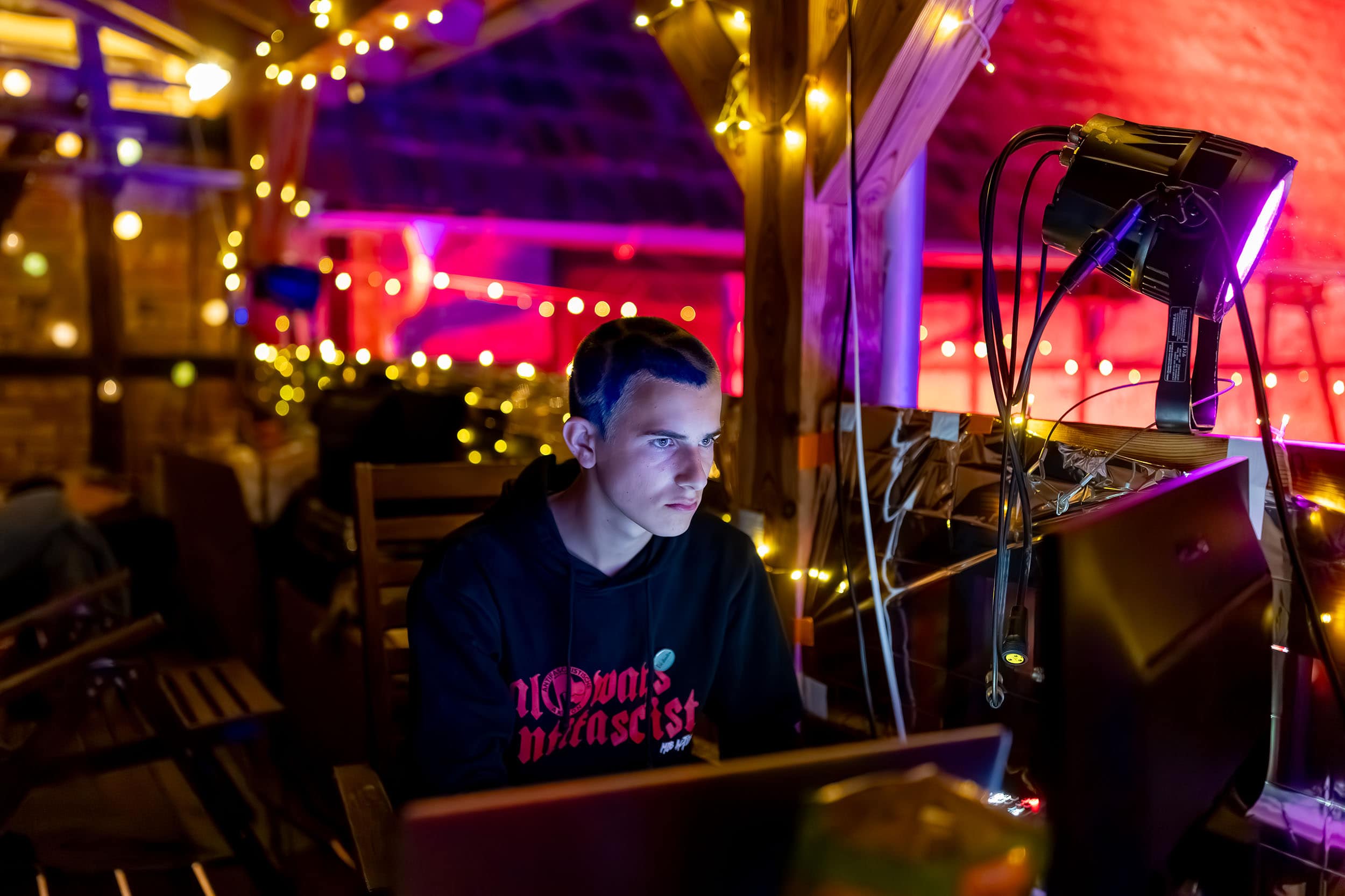 Hinter den Kulissen des Kultursommers 2025 sorgt ein junger Techniker mit voller Konzentration am Laptop für den perfekten Livestream des Abends fotografiert in Molsdorf mit der Canon EOS R5M2 & dem EF 35mm f1.4