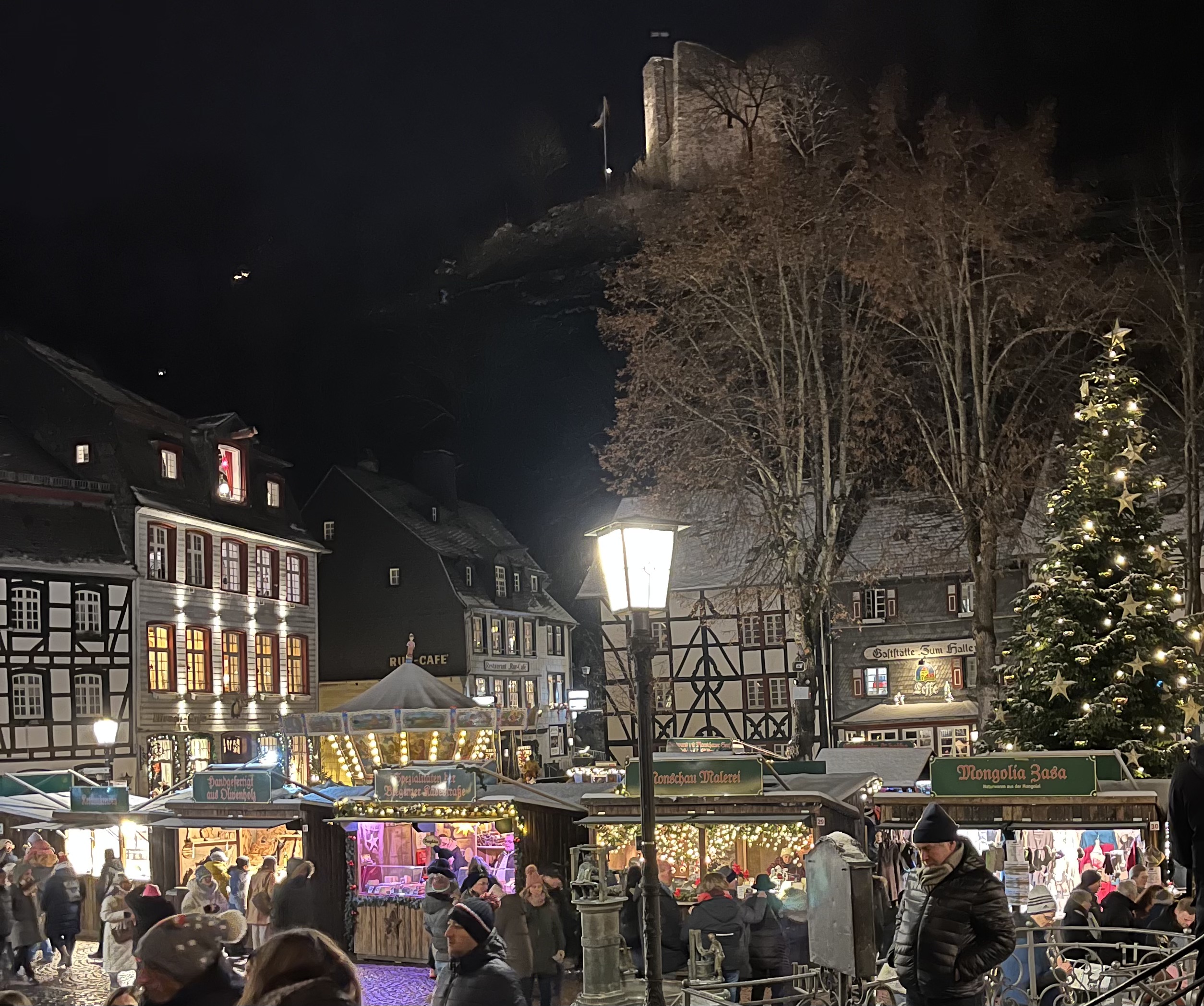 Blick auf den Monschauer Weihnachtsmarkt