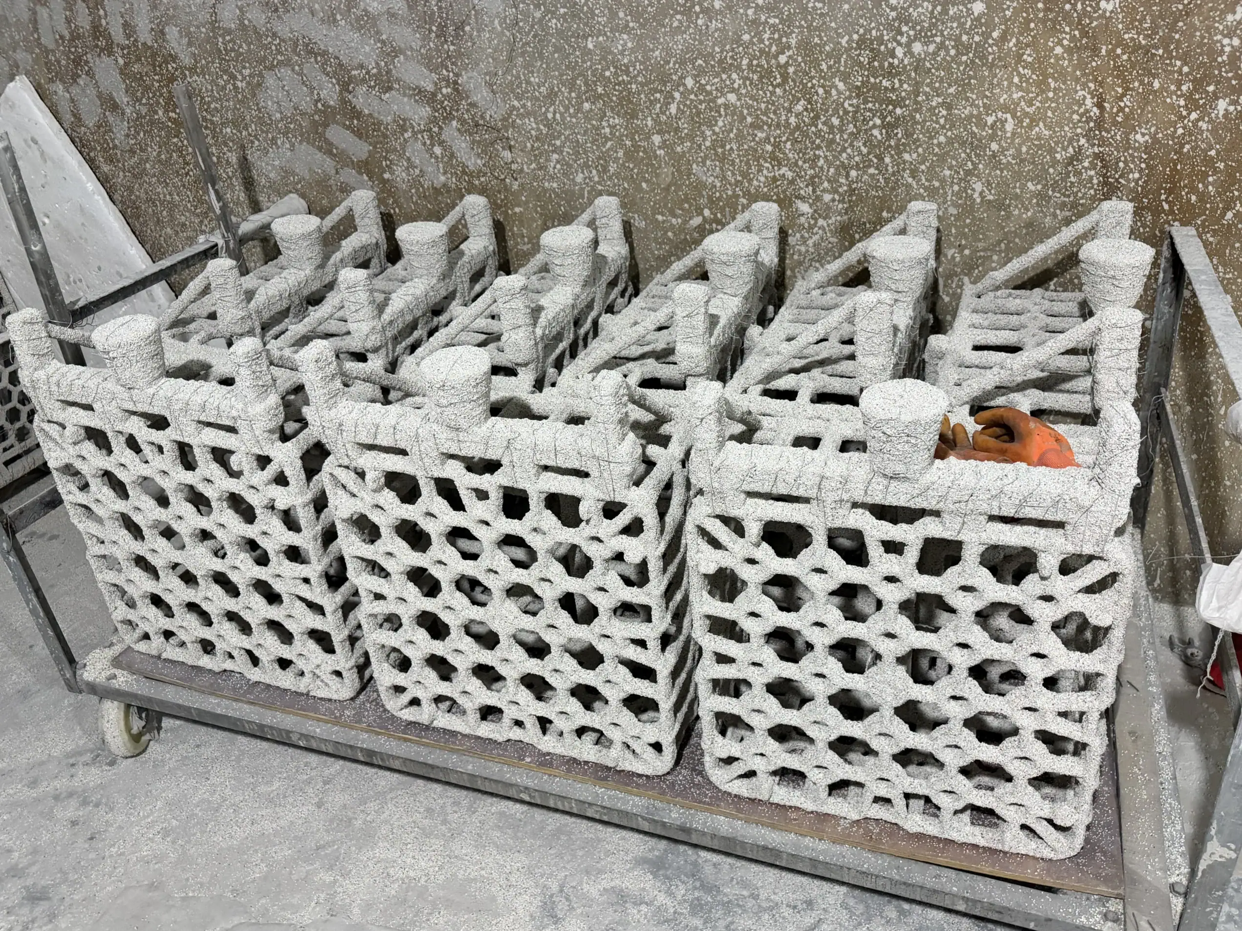 Honeycomb furnace basket castings with projecting supports arranged in the foundry