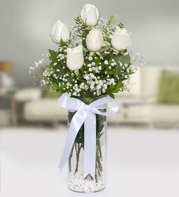 5 Adet Vazo İçinde Beyaz Gül