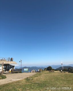 標高333mの高台に広がる、山口県長門市千畳敷高原。  この写真は2020年10月に車中泊の旅で訪れた時のものです。  添乗員時代に「なんでこんな何もないところに」と言われた場所でした。でも私は、この見晴らしの良さになぜか心惹かれていました。  何もないと思われがちな高原も、通うたびに違う顔を見せてくれます。  高原から眺める日本海のパノラマ、訪れるたびに新しい景色に出会える場所です。  詳しい旅の様子はブログにまとめました。プロフィールのリンクからどうぞ。  #千畳敷高原 #山口県 #長門市 #車中泊 #軽キャン #定年夫婦 #車中泊旅 #絶景スポット