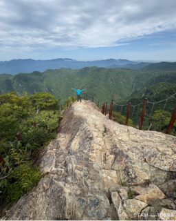 大台ヶ原・東大台ケ原完全クリアコース随一の絶景ポイント、大蛇嵓(だいじゃぐら)800mの断崖絶壁に立つ自然の展望所で、目の前には西大台、その奥には大峰山脈の大パノラマが広がります。先端に立つと、思わず足がすくむほどの迫力です。  …実はこの日、少し手前で「岩の裏で子熊を見た」とすれ違った登山者に声をかけられ、内心ドキドキしながら向かいました🐻  ▶︎詳しいコースレポートはブログ「旅のトビラ☆リタイヤ～ず」で公開中です。プロフィールのリンクからどうぞ。  #大台ヶ原 #大蛇嵓 #東大台ヶ原 #奈良県 #絶景スポット
