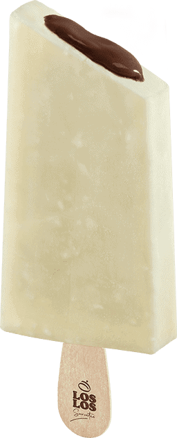 Picolé branco, de coco e brigadeiro. Está mordido no canto superior, mostrando o recheio de brigadeiro escorrendo