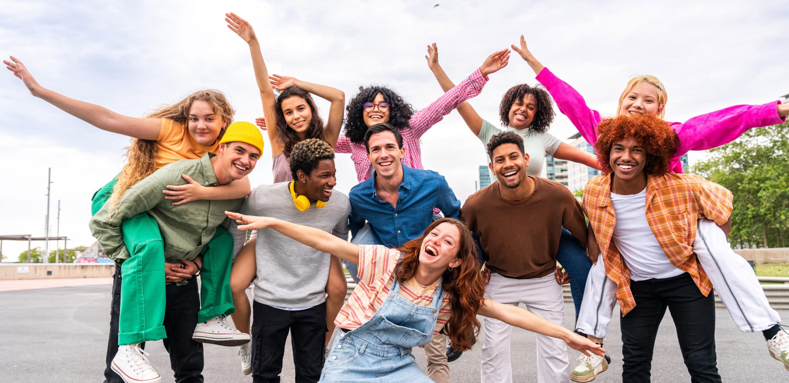 Grupo de jóvenes en recuperación celebrando y sonriendo juntos para representar la superación de la anhedonia tras dejar las drogas
