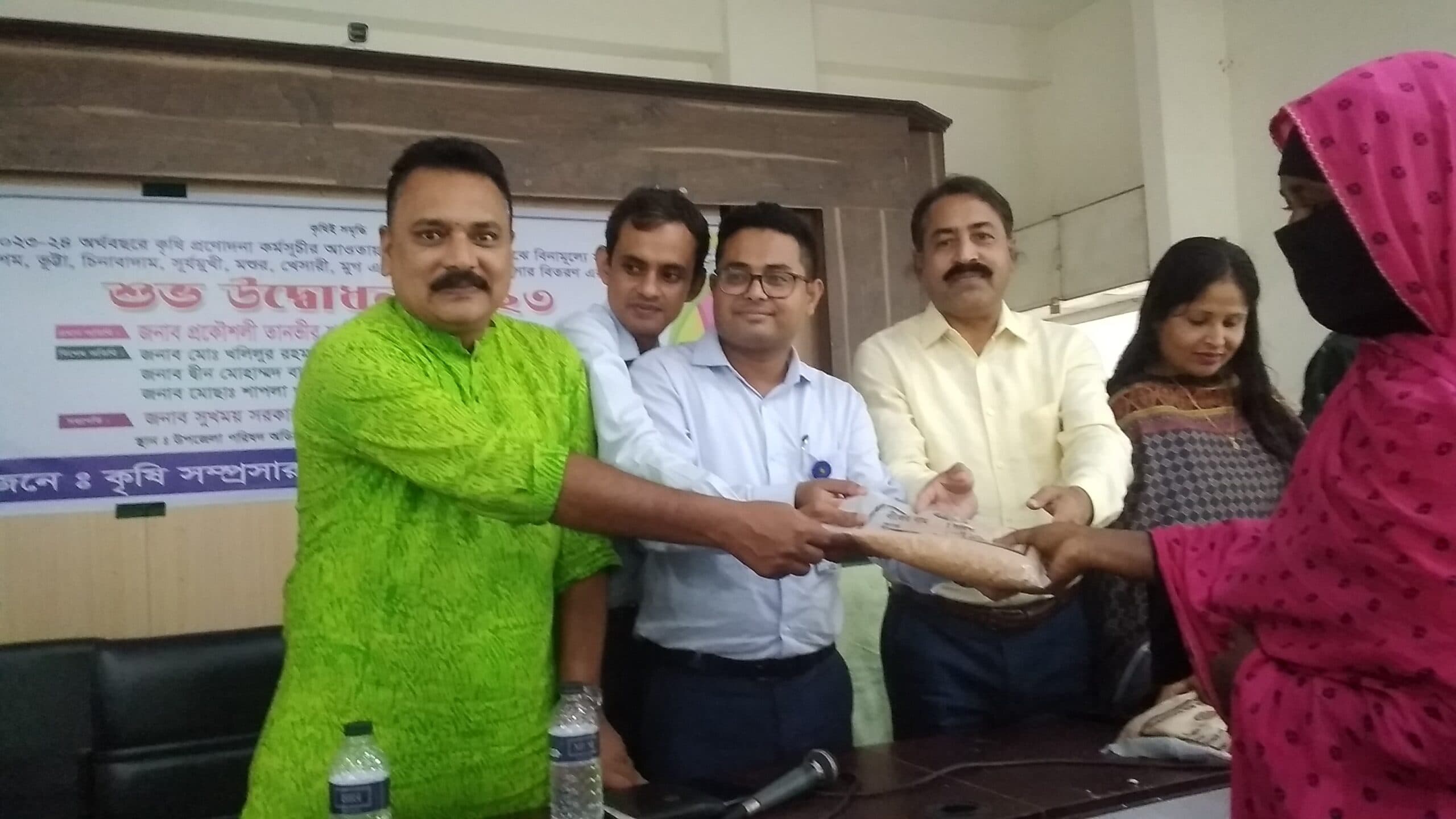 কাজিপুরে কৃষকদের মাঝে বীজ ও সার বিতরণ উদ্বোধন