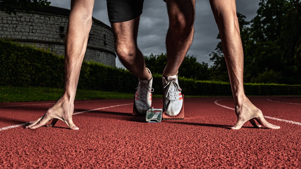 Startlinie für Leichtathletik mit Fokus auf Sprinttraining.
