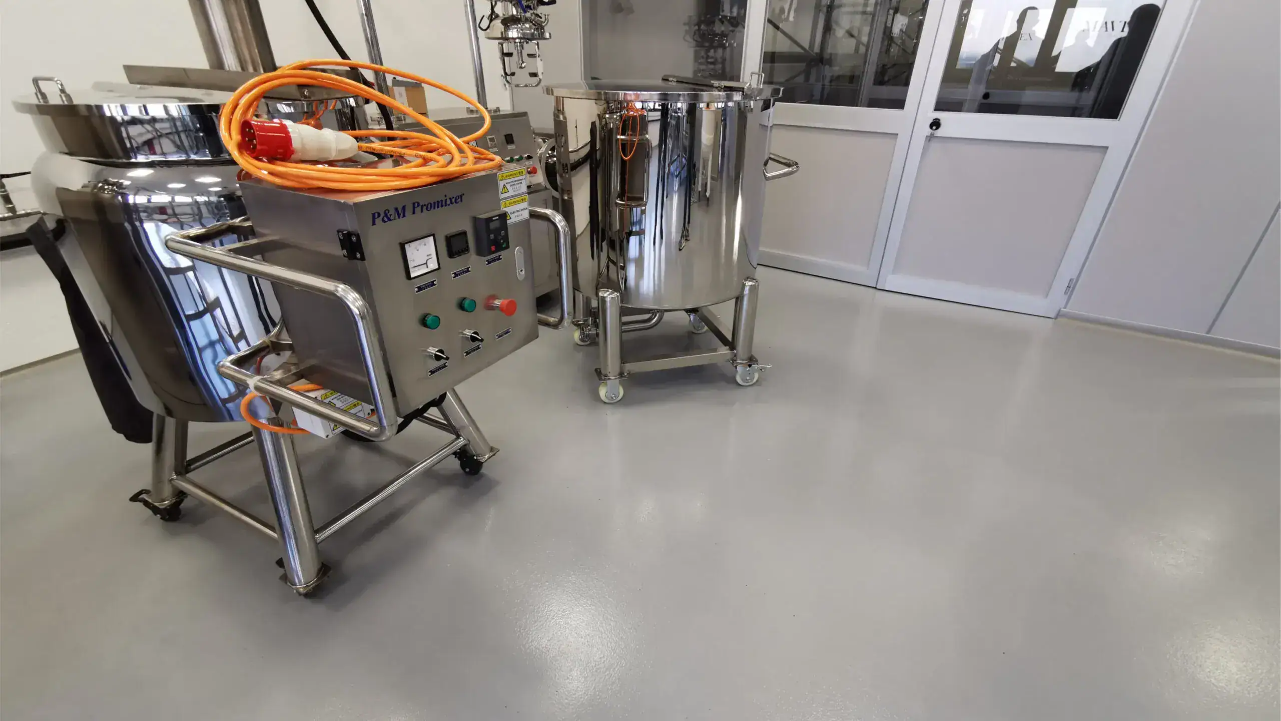 Dettaglio pavimento antibatterico per l'igiene nel laboratorio cosmetico svizzero