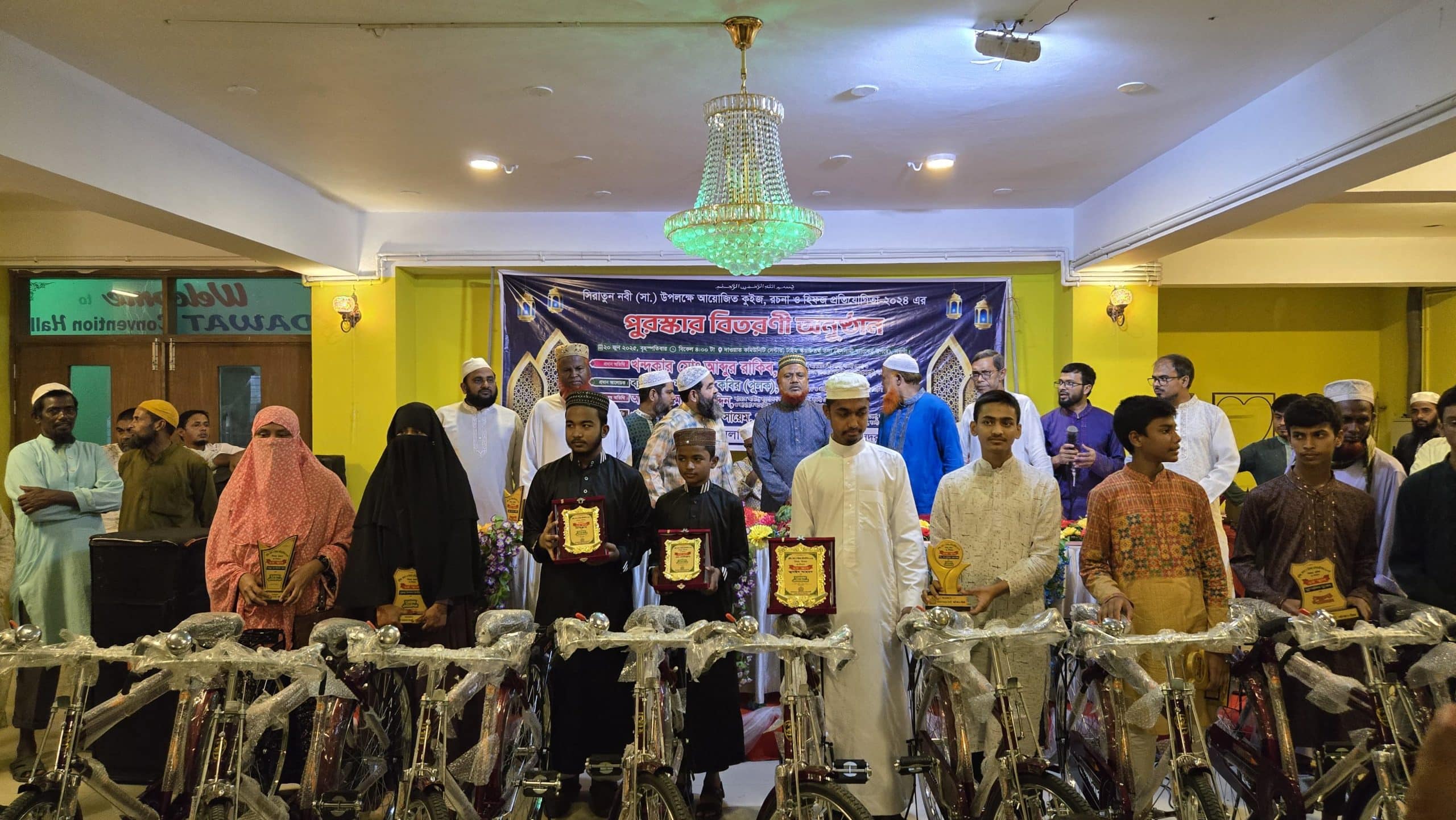 নওগাঁয় জামায়াতের ২ জনকে ওমরাপালনসহ ৯টি বাইসাইকেল বিতরণ