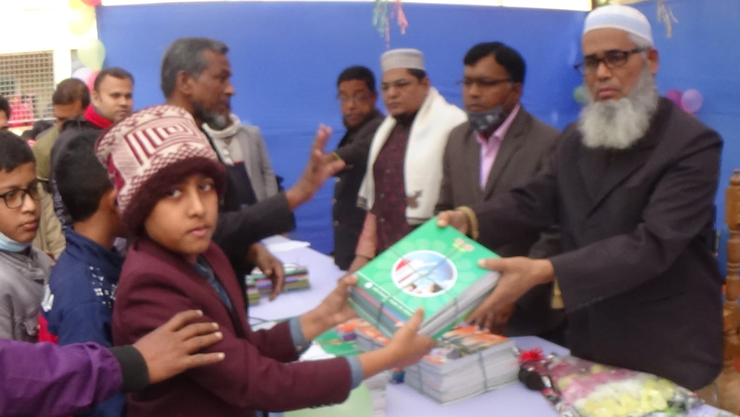 শরীয়তপুরে বিনামূল্যে বই বিতরন