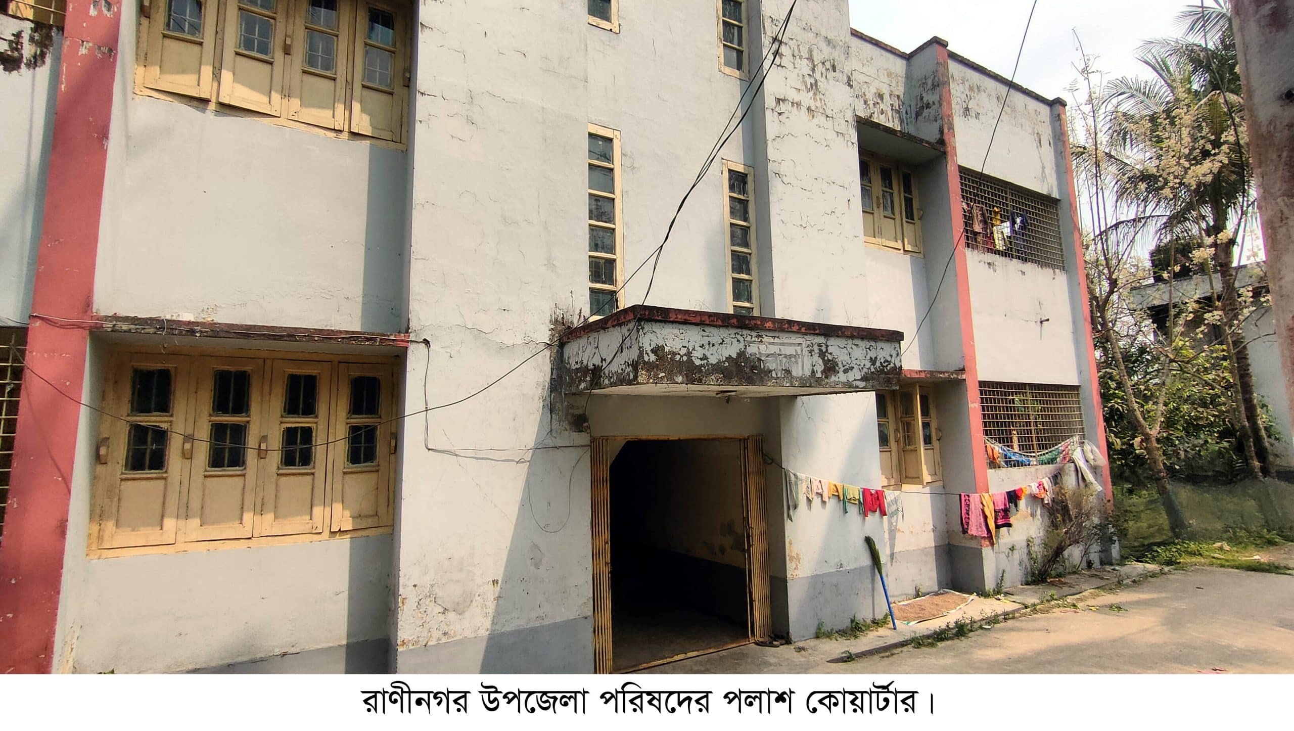 নওগাঁয় চেয়ারম্যানের ঘরের তালা ভাঙ্গলেন ইউএনও