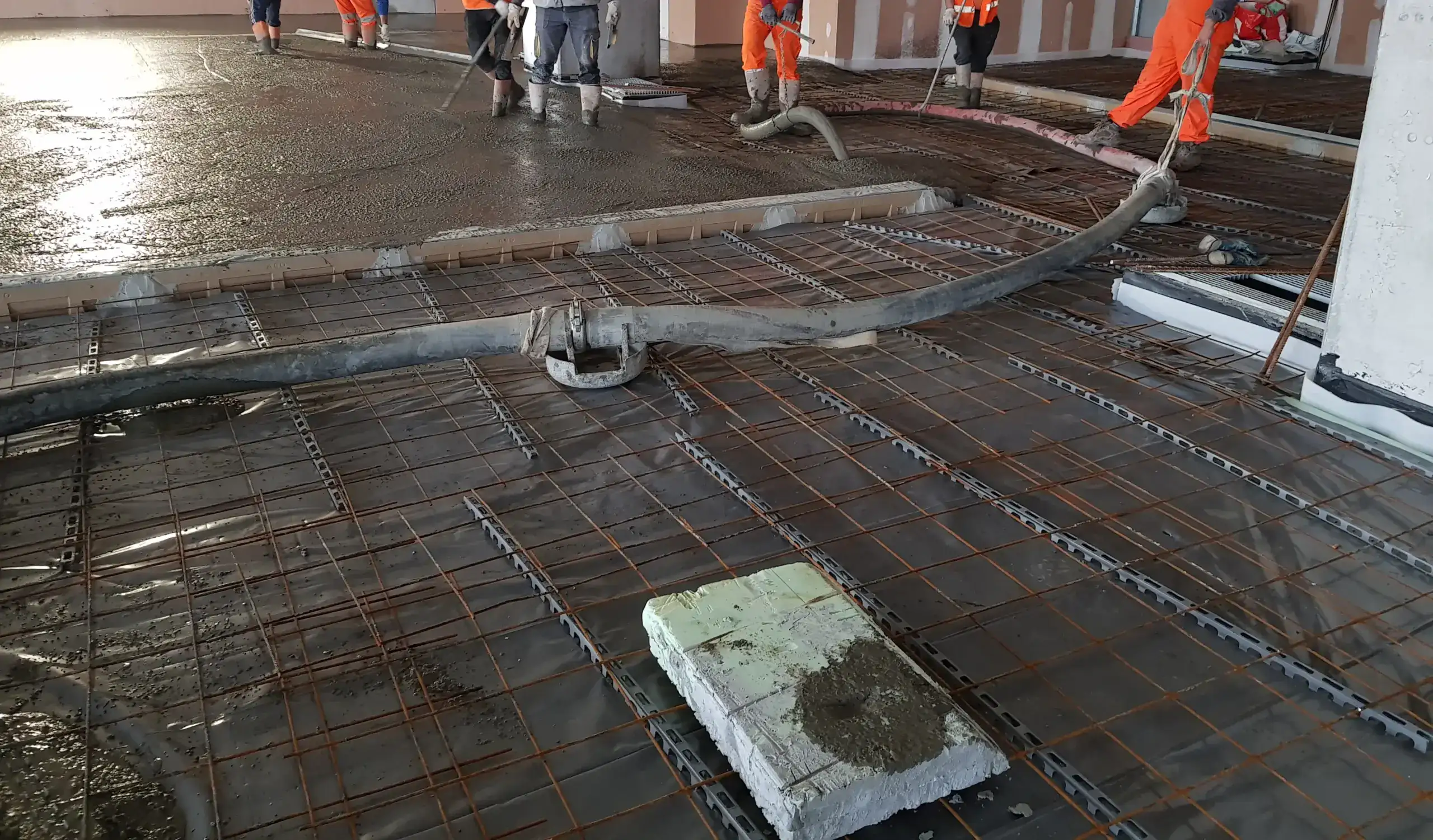 Vista d'insieme del cantiere Ospedale Galeazzi con massetti di sottofondo in calcestruzzo