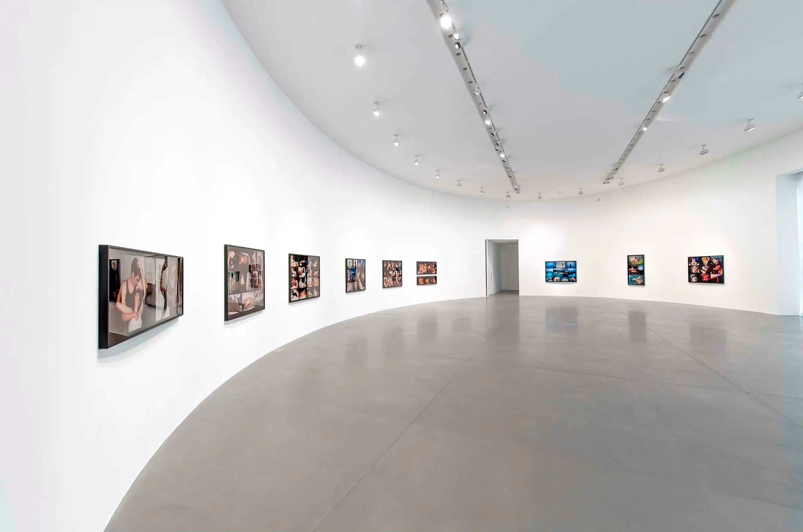 Gagosian Gallery Le Bourget — pavimento in resina poliuretanica Mapefloor PU 410 grigio chiaro, grande sala espositiva a volta con esposizione quadri, Prima Pavimenti