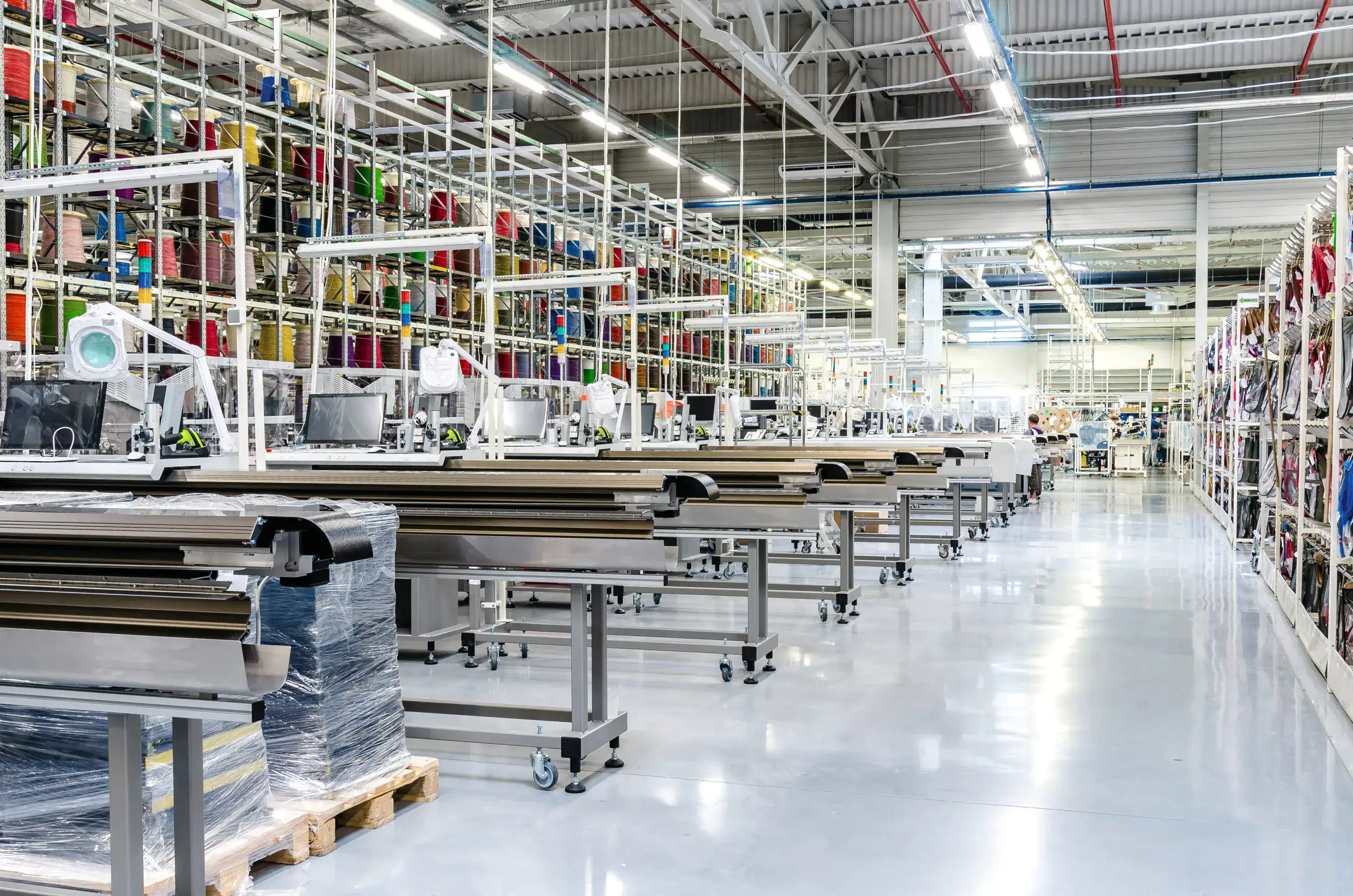 Pavimento industriale in calcestruzzo lucidato Prima Polishing Fast System in uno stabilimento tessile piemontese, superficie antipolvere per la protezione dei tessuti