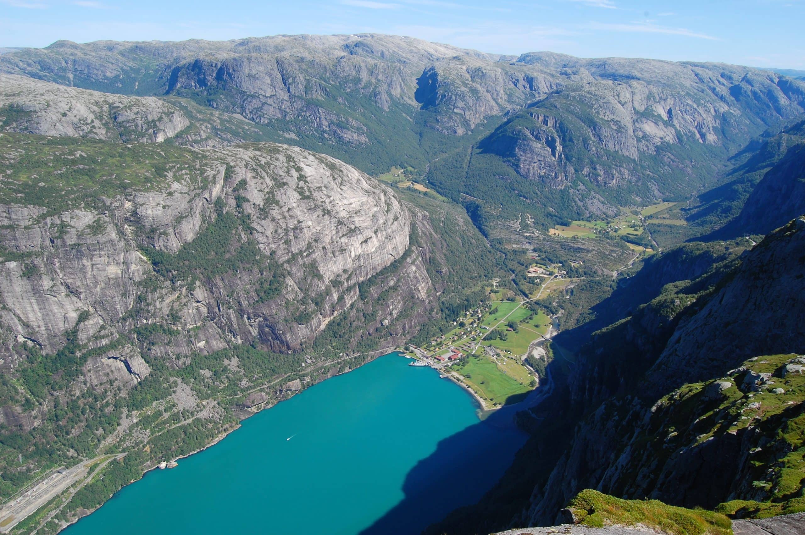 Lysjefjord_viev_from_Kjerag