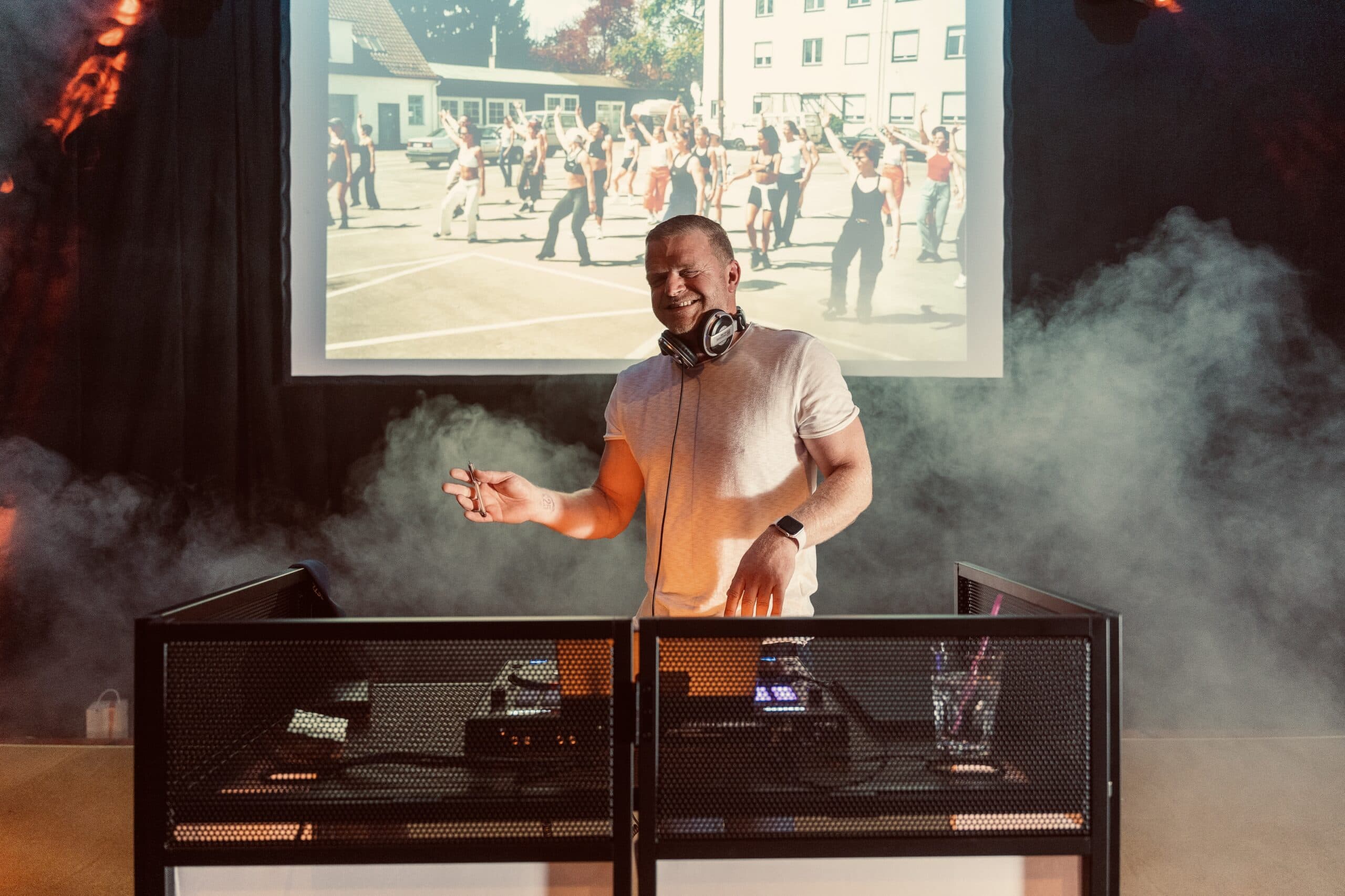 DJ Coachman am DJ-Pult mit Lichteffekten und Nebel - Exklusives Entertainment für Hochzeiten und Firmenevents