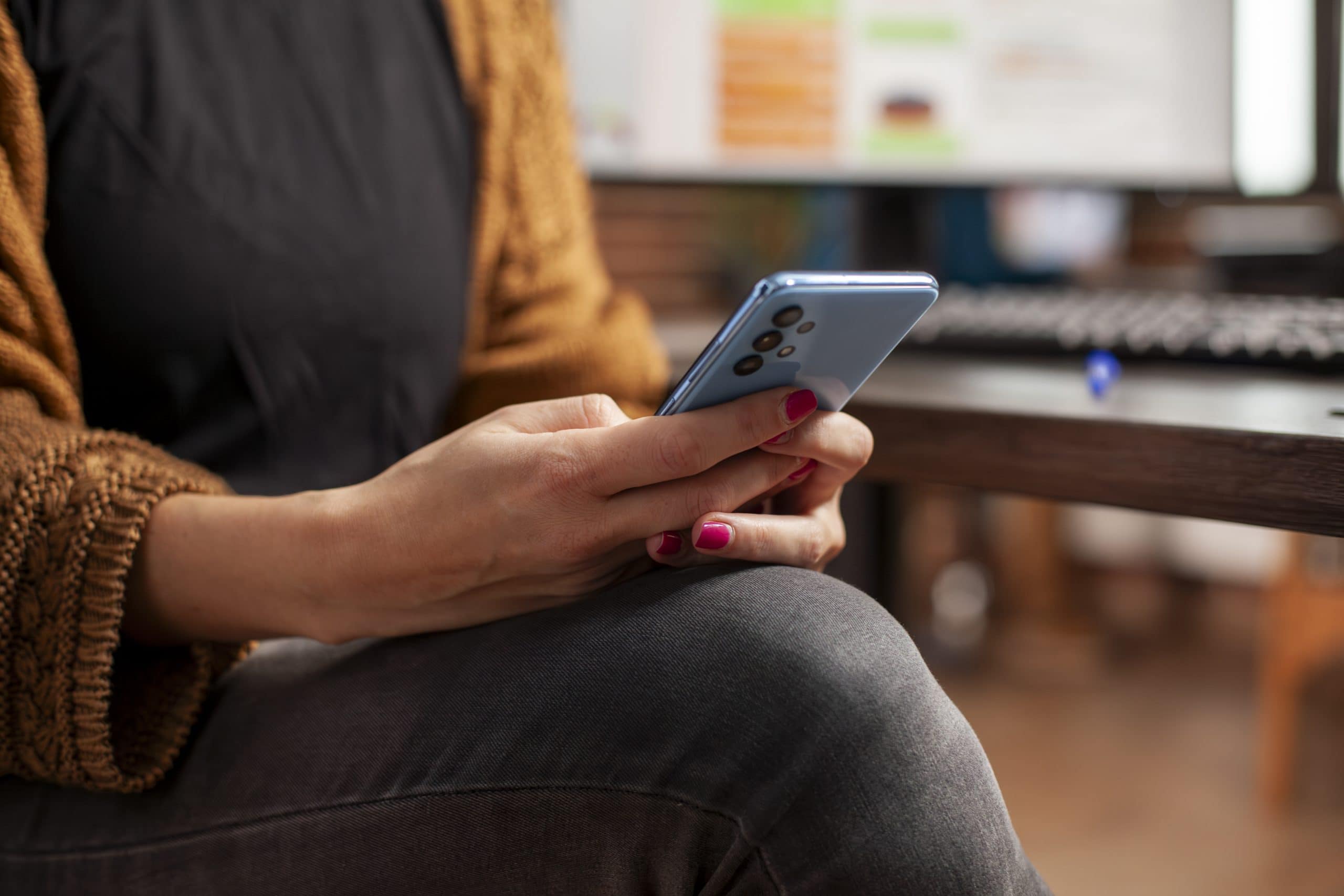 Frauenhände halten ein Smartphone