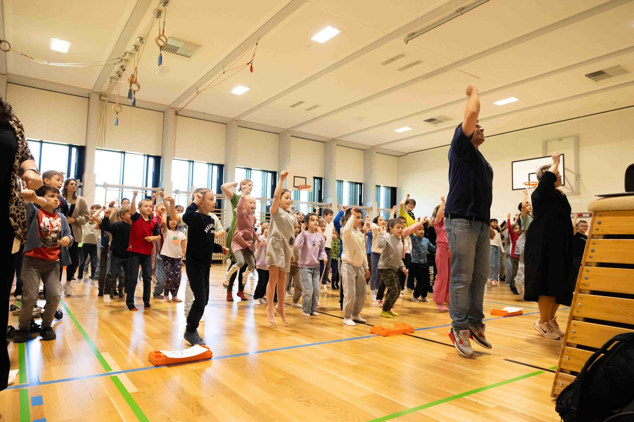 PSV Baden - groove2grow-1 Große Kindergruppe tanzt gemeinsam im Sportunterricht