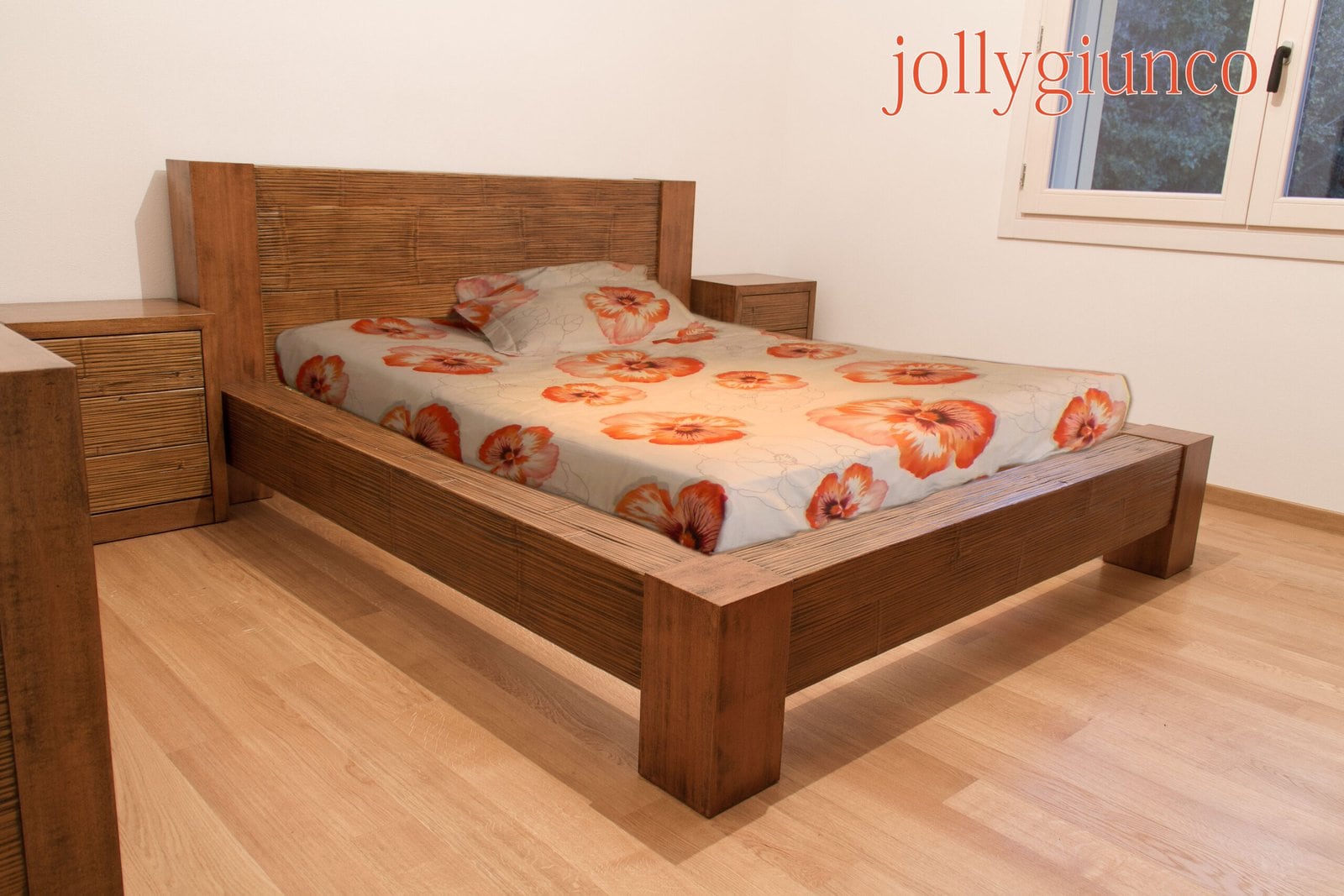 Letto in legno naturale con testiera, arredamento elegante e moderno, con mobili abbinati in soggiorno.