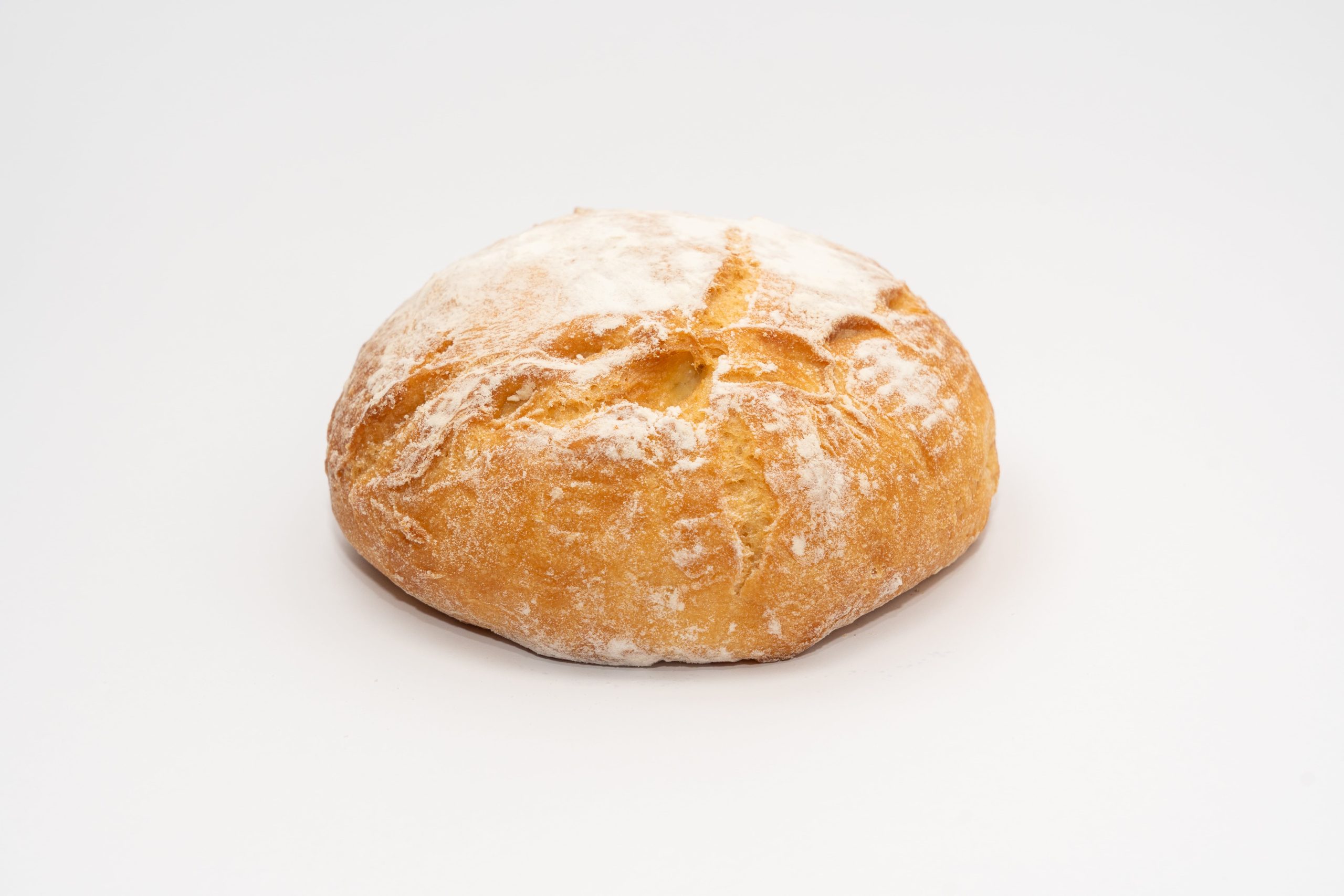 Hogaza de pan de maíz sin gluten sobre superficie rústica