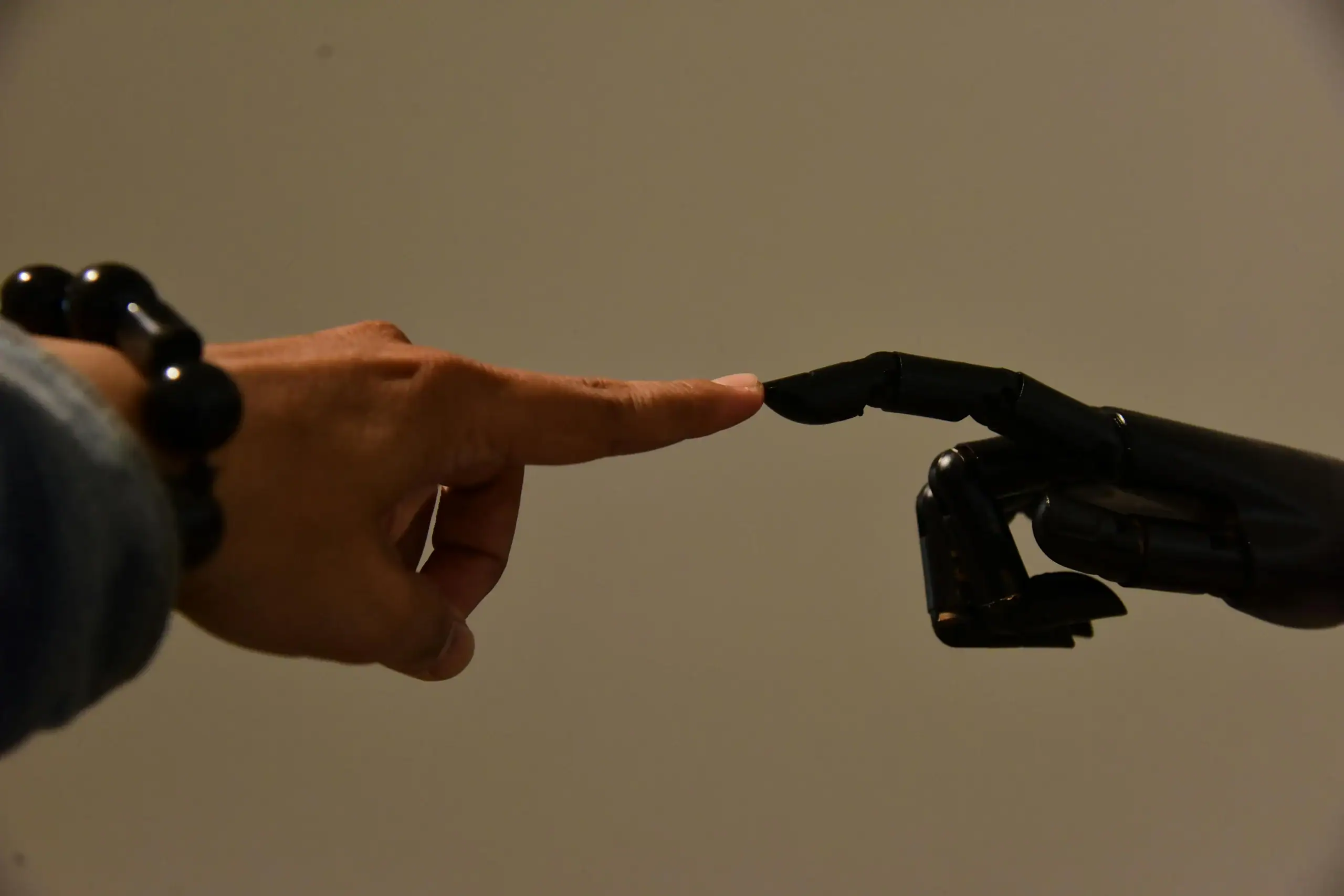 Умный помощник: человек и робот тянуться пальцами