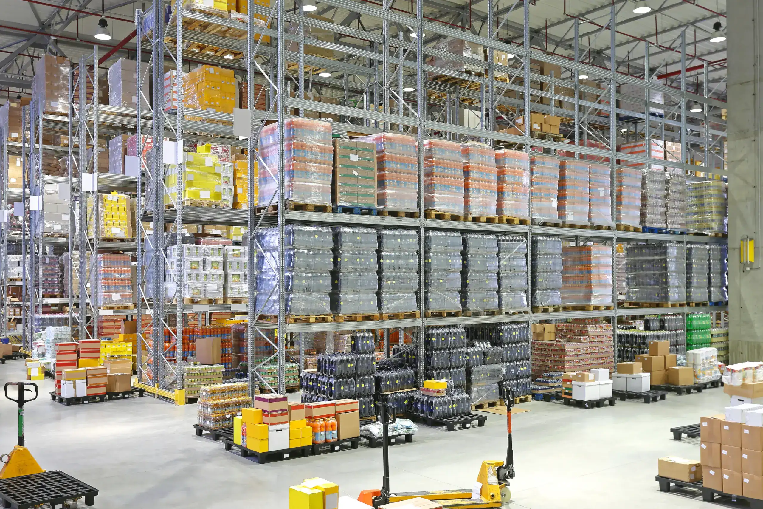 Pavimento industriale ad alta planarità per magazzino verticale, realizzato con tecnologia Laser Screed durante la fase di getto del calcestruzzo