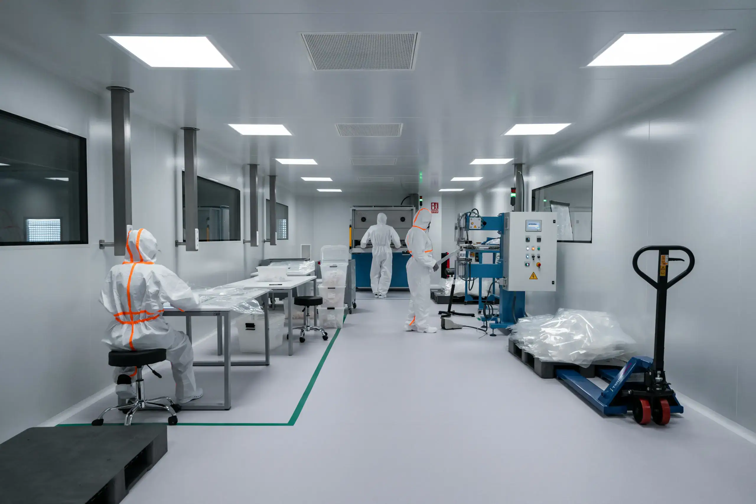 laboratorio farmaceutico - ambiente sterile - pavimenti in resina ESD