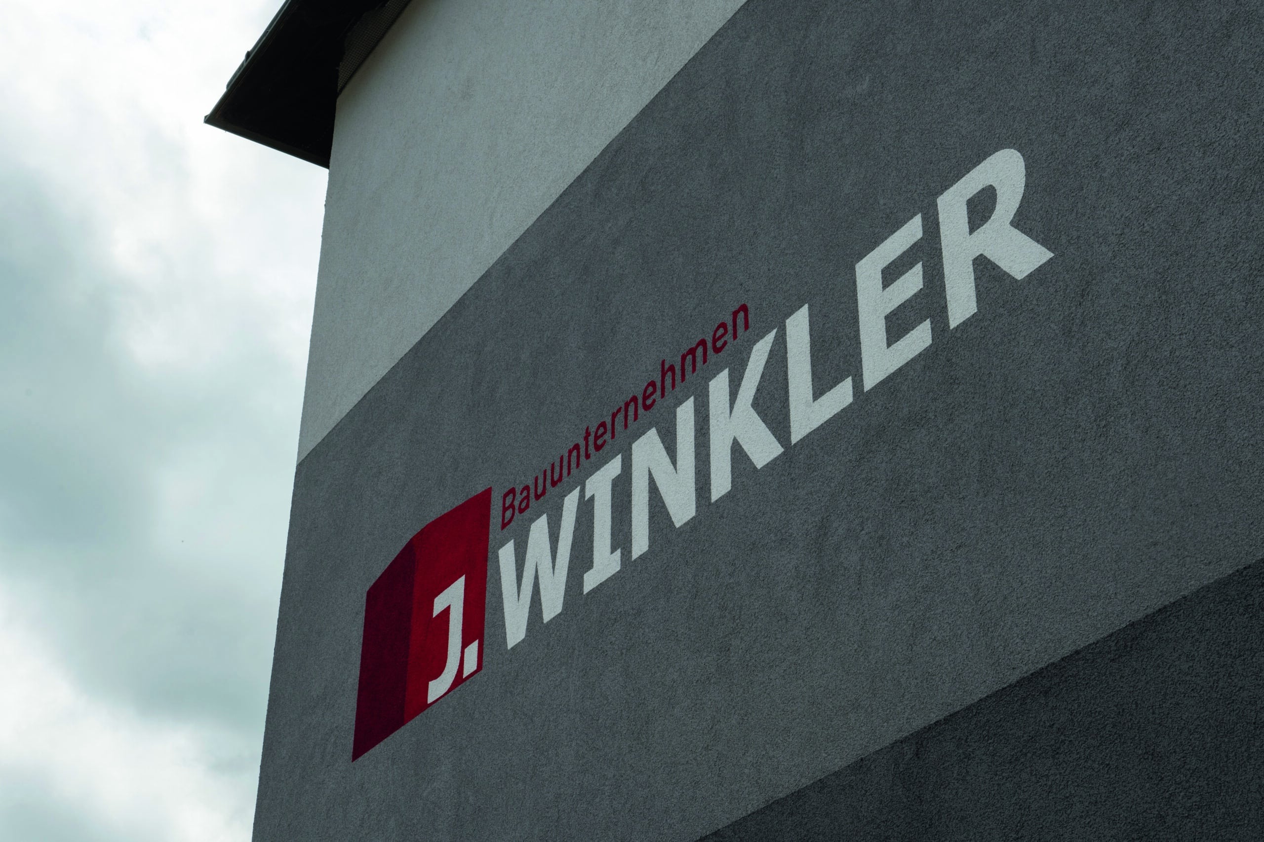 Logo von Winkler auf der Hausmauer