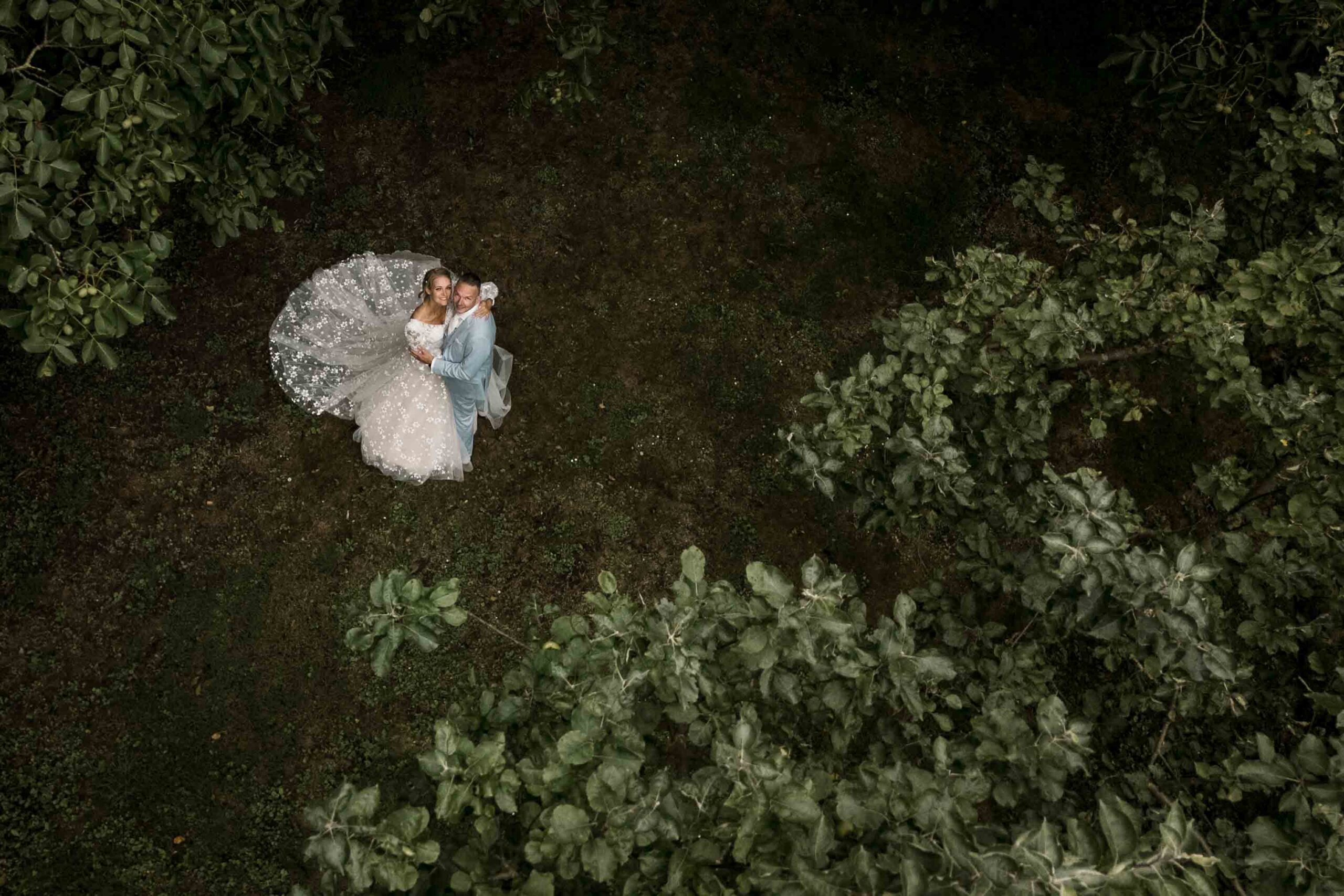dronefotografie bruiloft bruidspaar van bovenaf in het bos