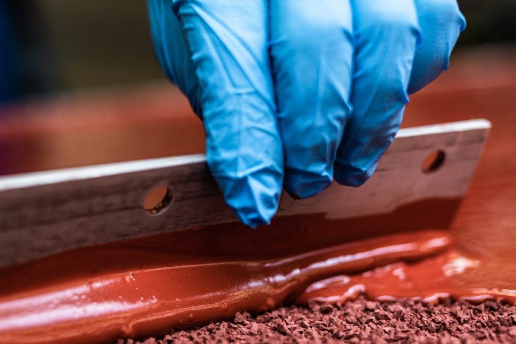 Handschuh bei Gartenarbeit auf Erde, Fokus auf Schutz und Präzision.