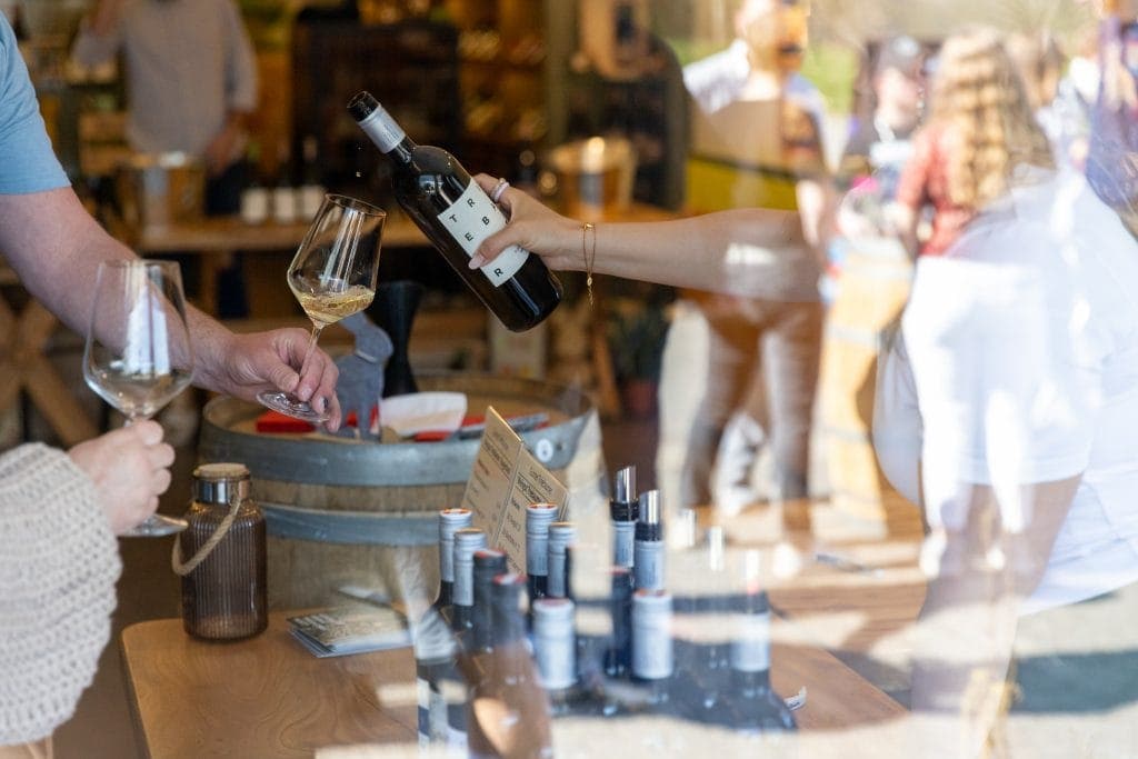 Weinverkostung mit Flasche und Gläsern bei Frank Wiesen Photography.