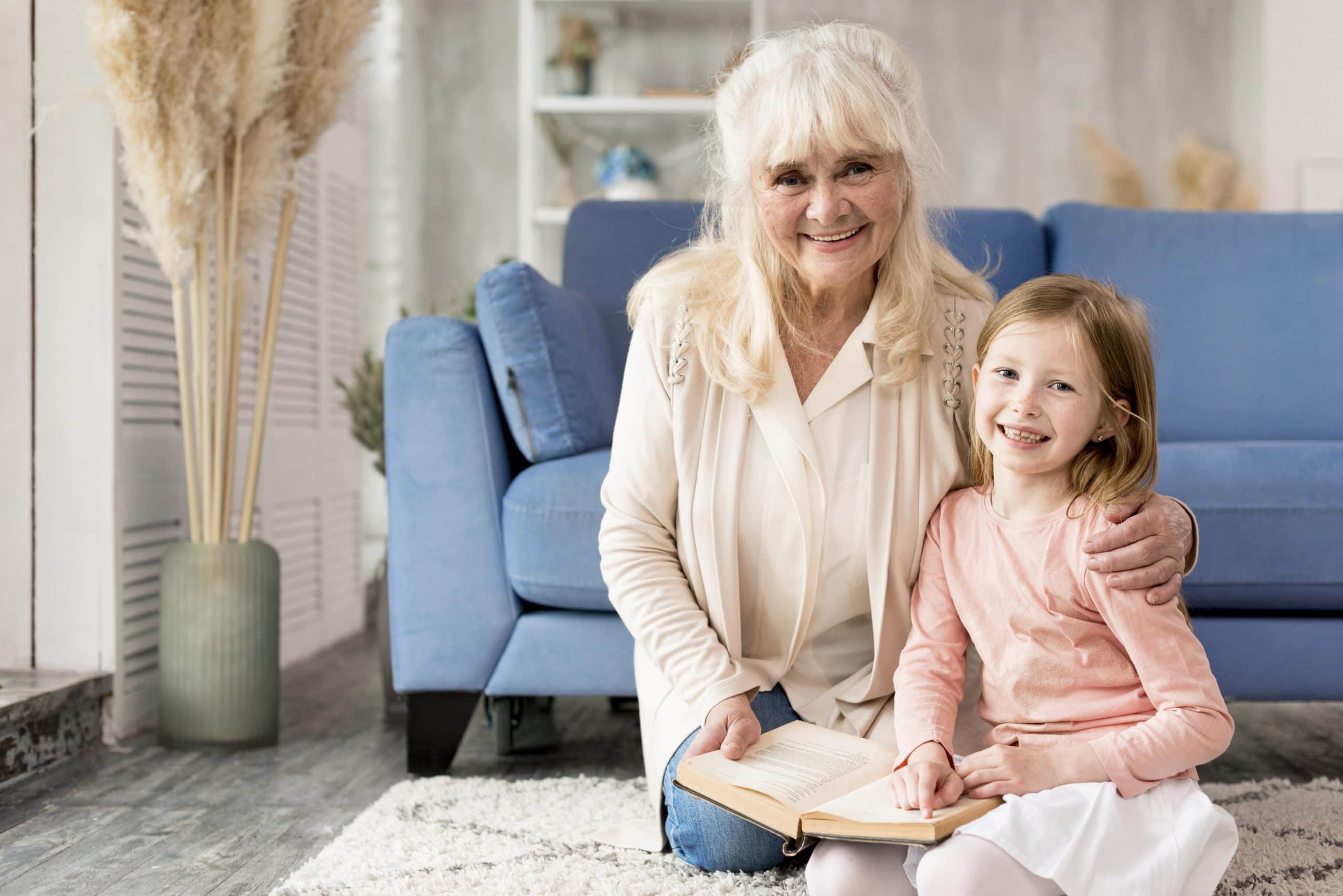 Oma und Kind beim Lesen