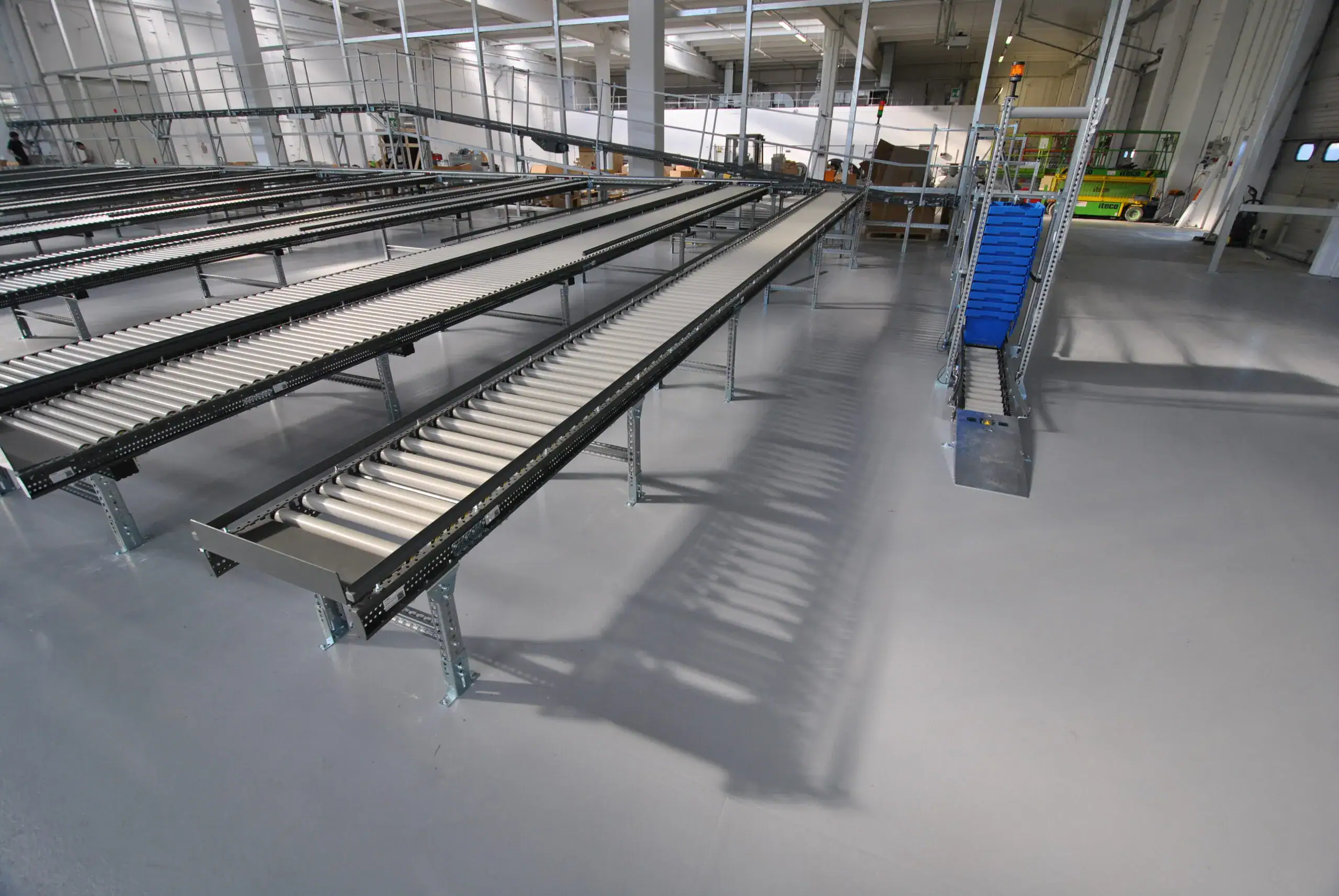 Dettaglio della finitura del pavimento in resina epossidica Mapefloor System 31 nel magazzino farmaceutico, sistema multistrato senza solventi