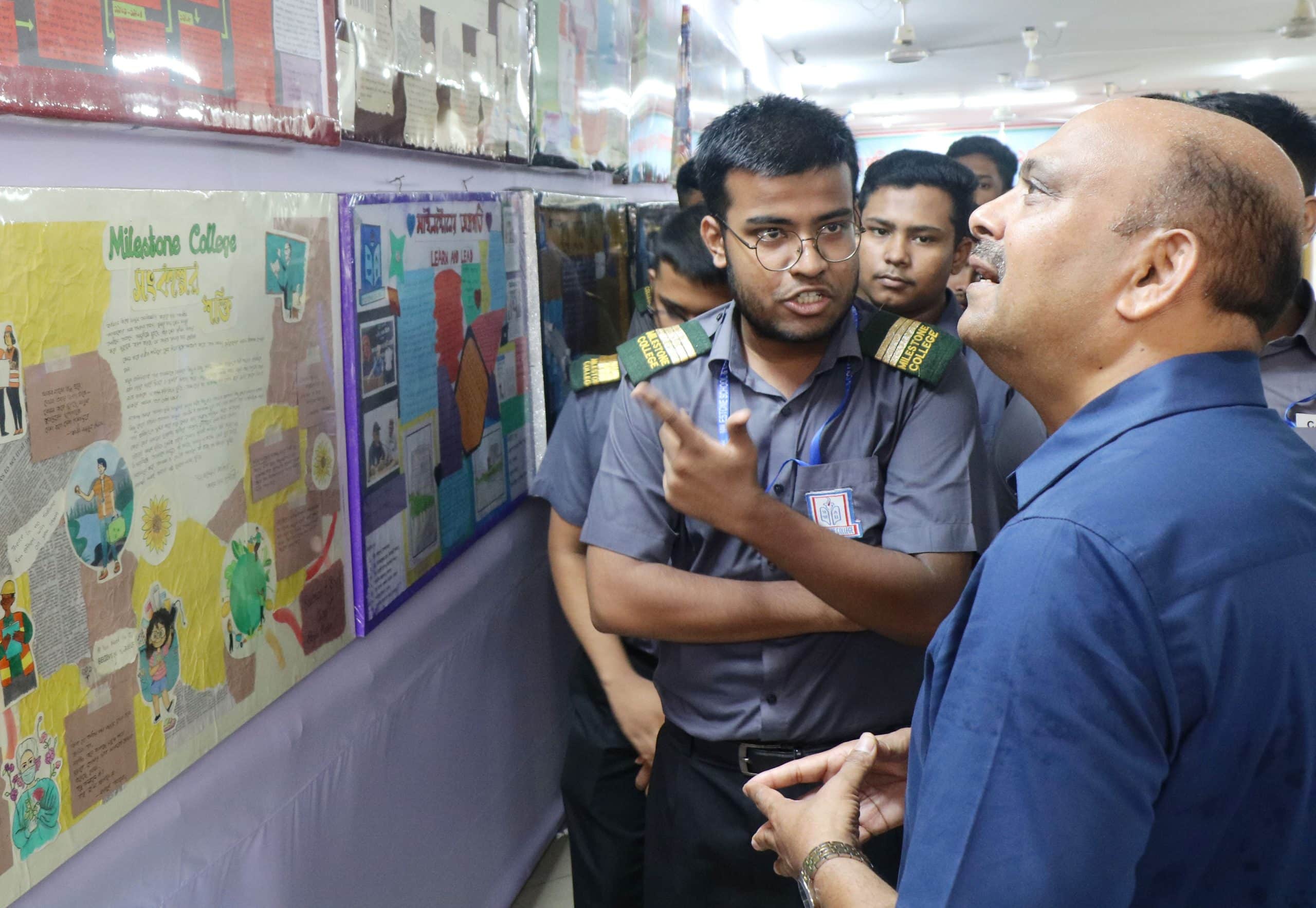 মাইলস্টোন কলেজে দেয়াল পত্রিকা প্রদর্শন প্রতিযোগিতা