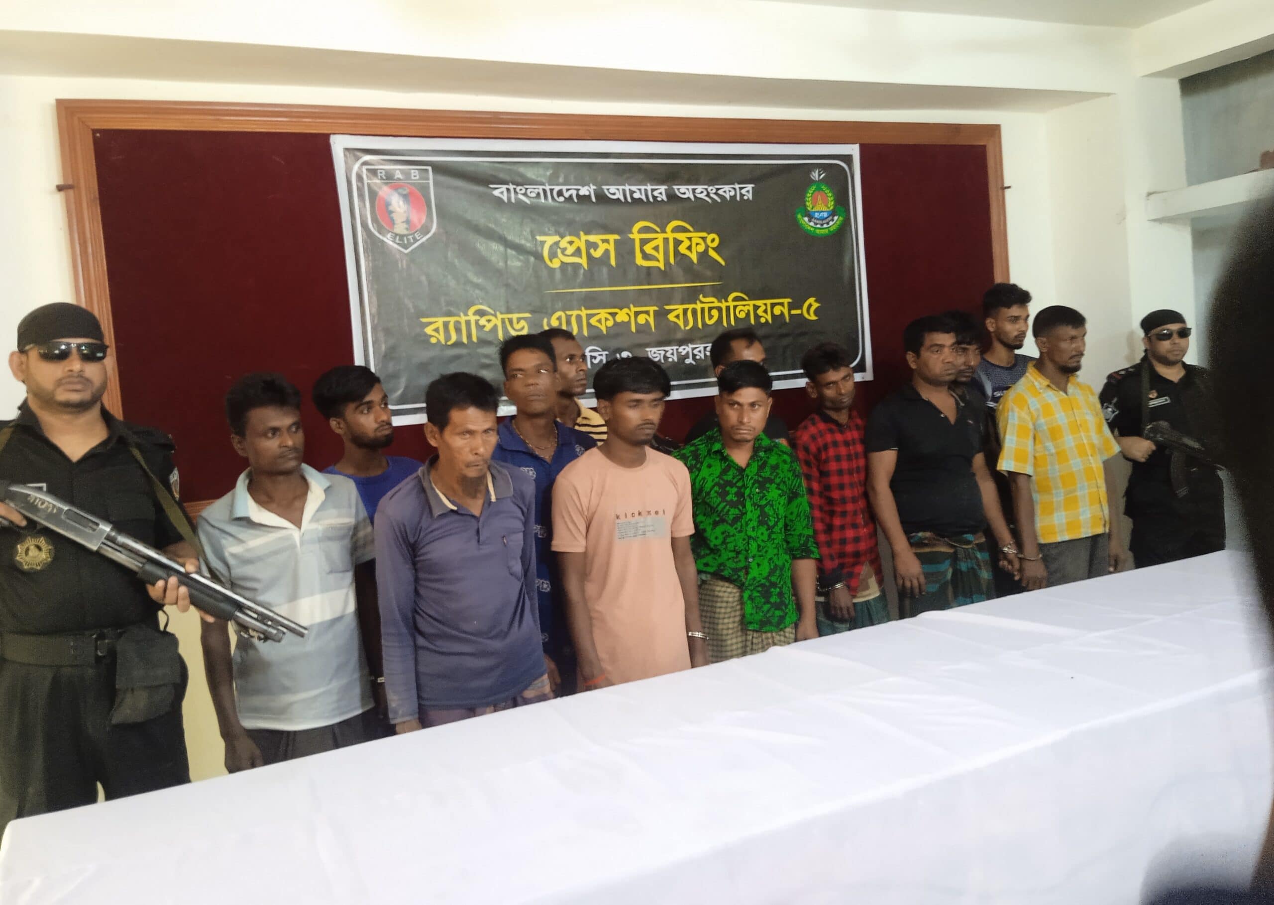 নওগাঁয় আন্তঃজেলা ডাকাত দলের নেতা রামকৃষ্ণসহ ১৪ জন গ্রেফতার