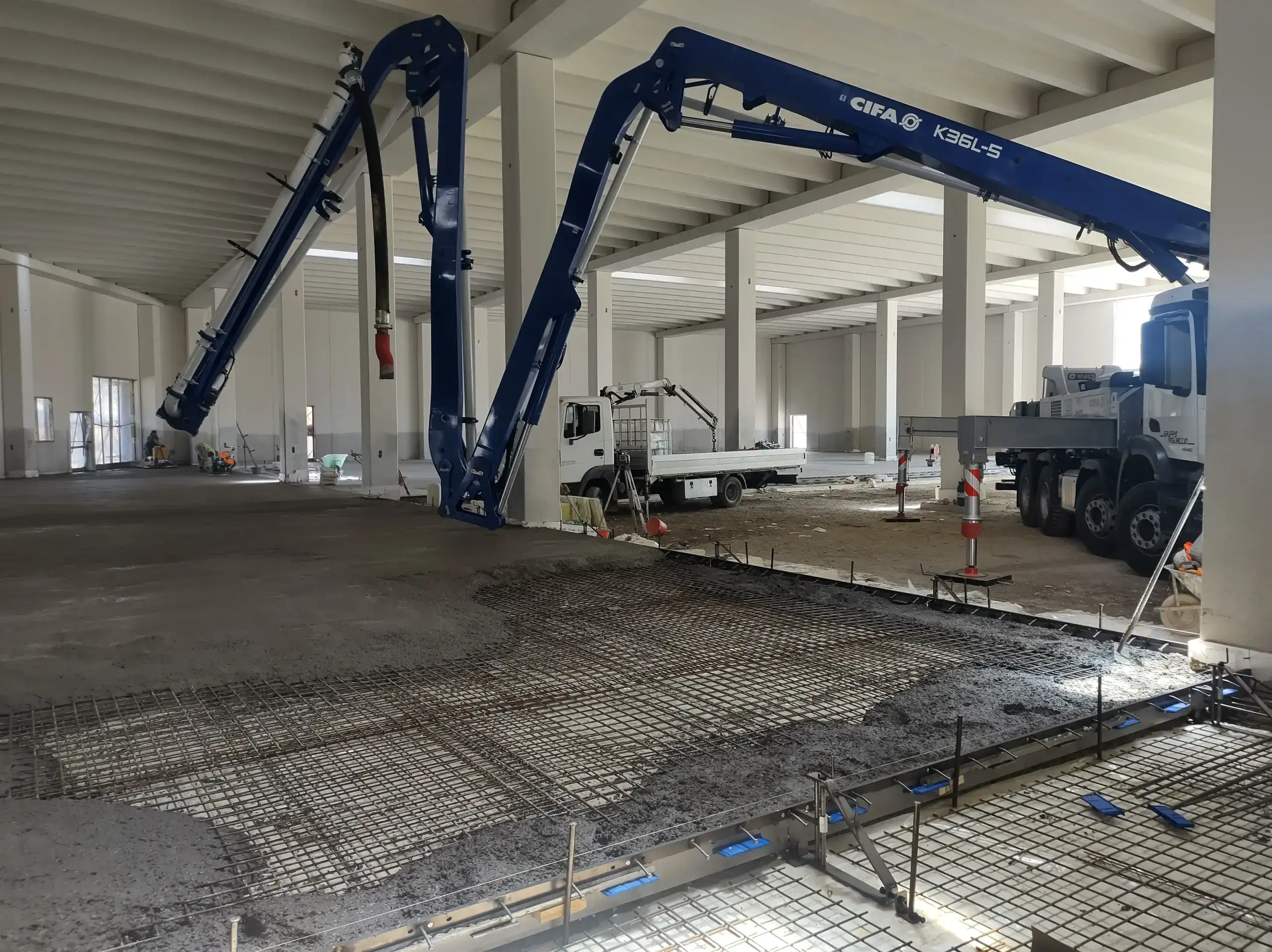 Prima Pavimenti Grande Distribuzione: OBI La Spezia: fase di getto cls per la realizzazione di pavimento industriale in calcestruzzo tradizionale