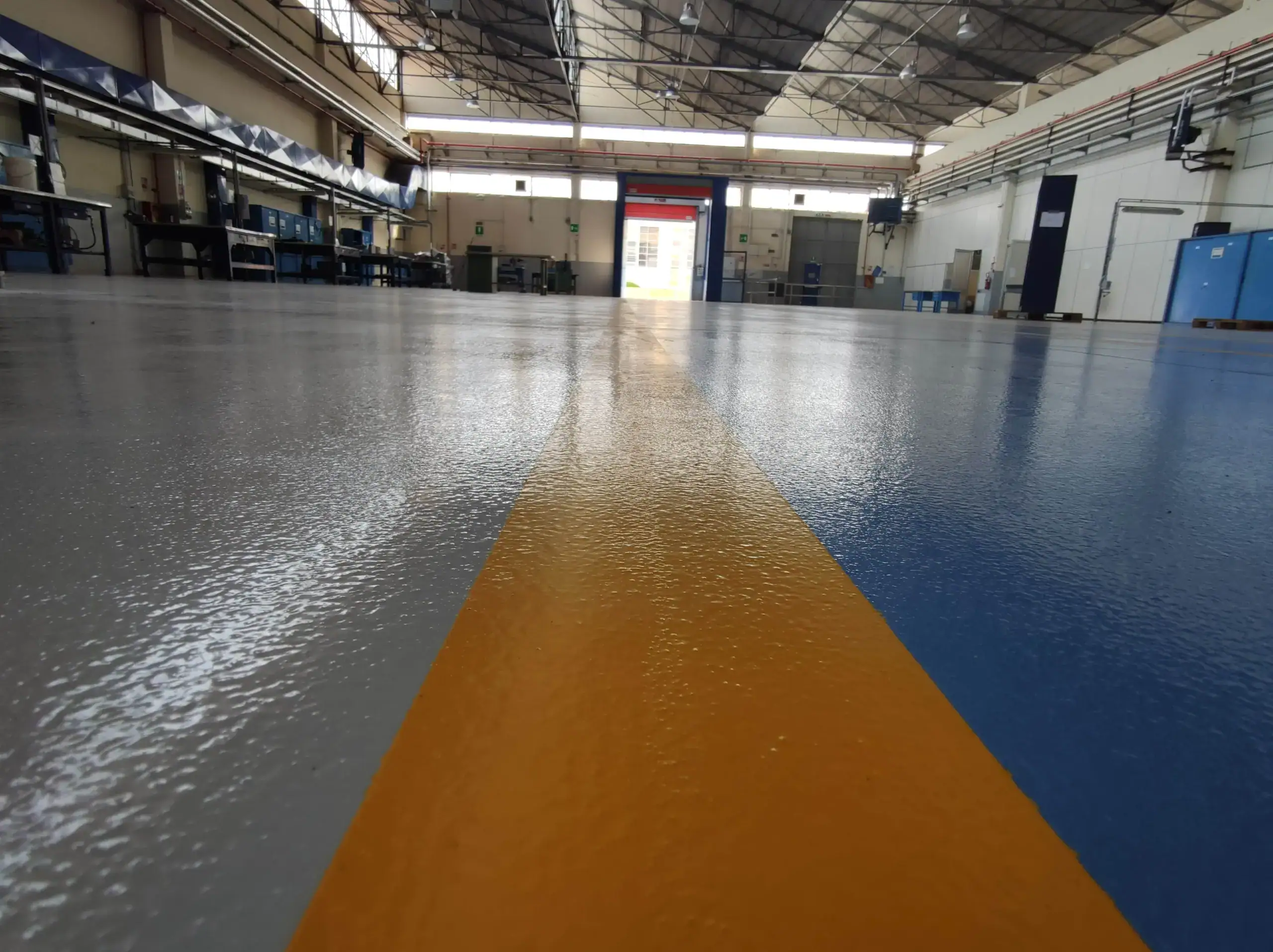 Pavimento in resina per industria aeronautica — rivestimento epossidico antistatico per reparto riparazioni e manutenzione aeromobili, resistente a carichi pesanti, idrocarburi e lubrificanti
