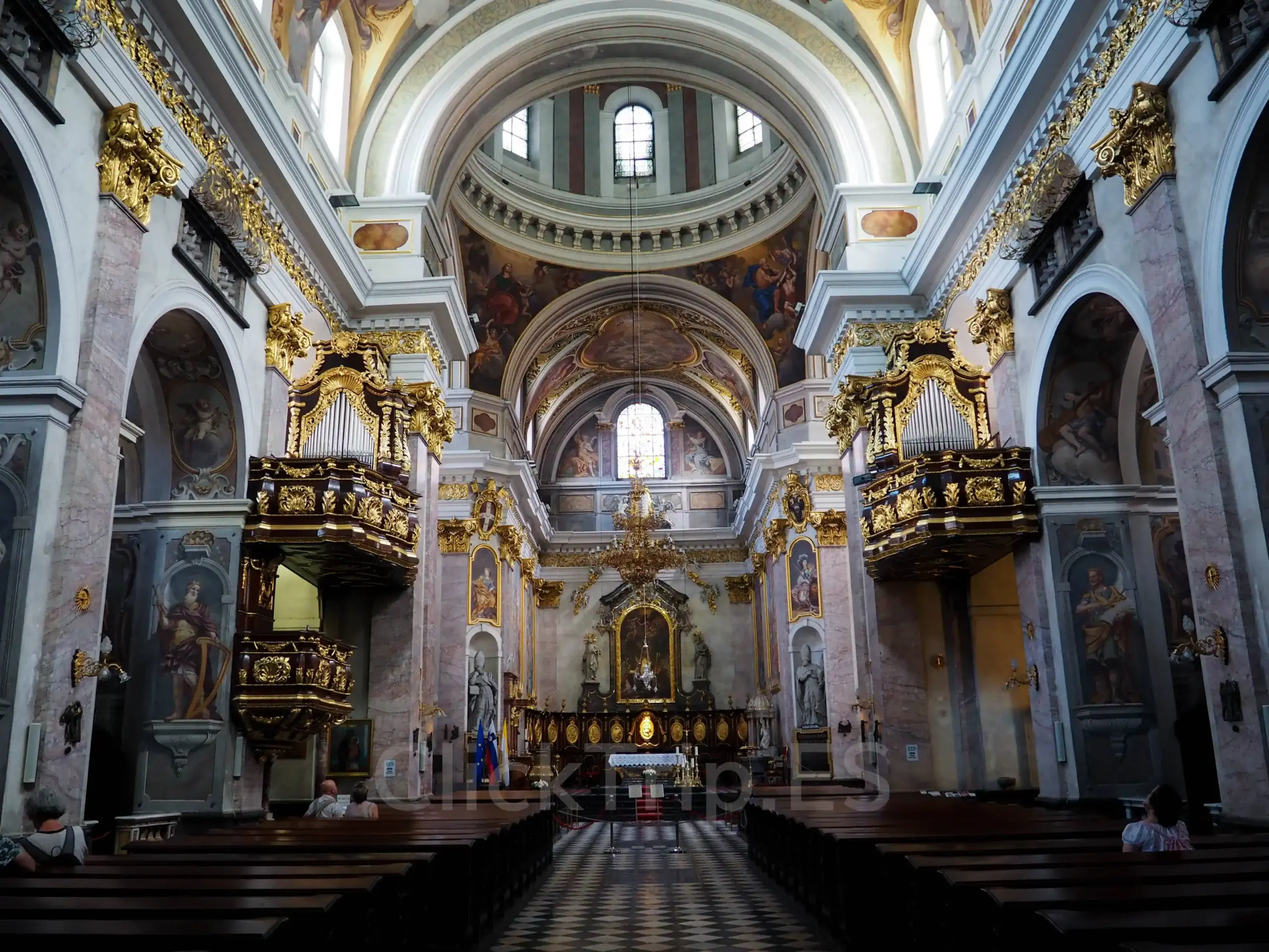 Catedral de San Nicolás. 10 lugares que ver en Liubliana la capital de Eslovenia. ClickTrip