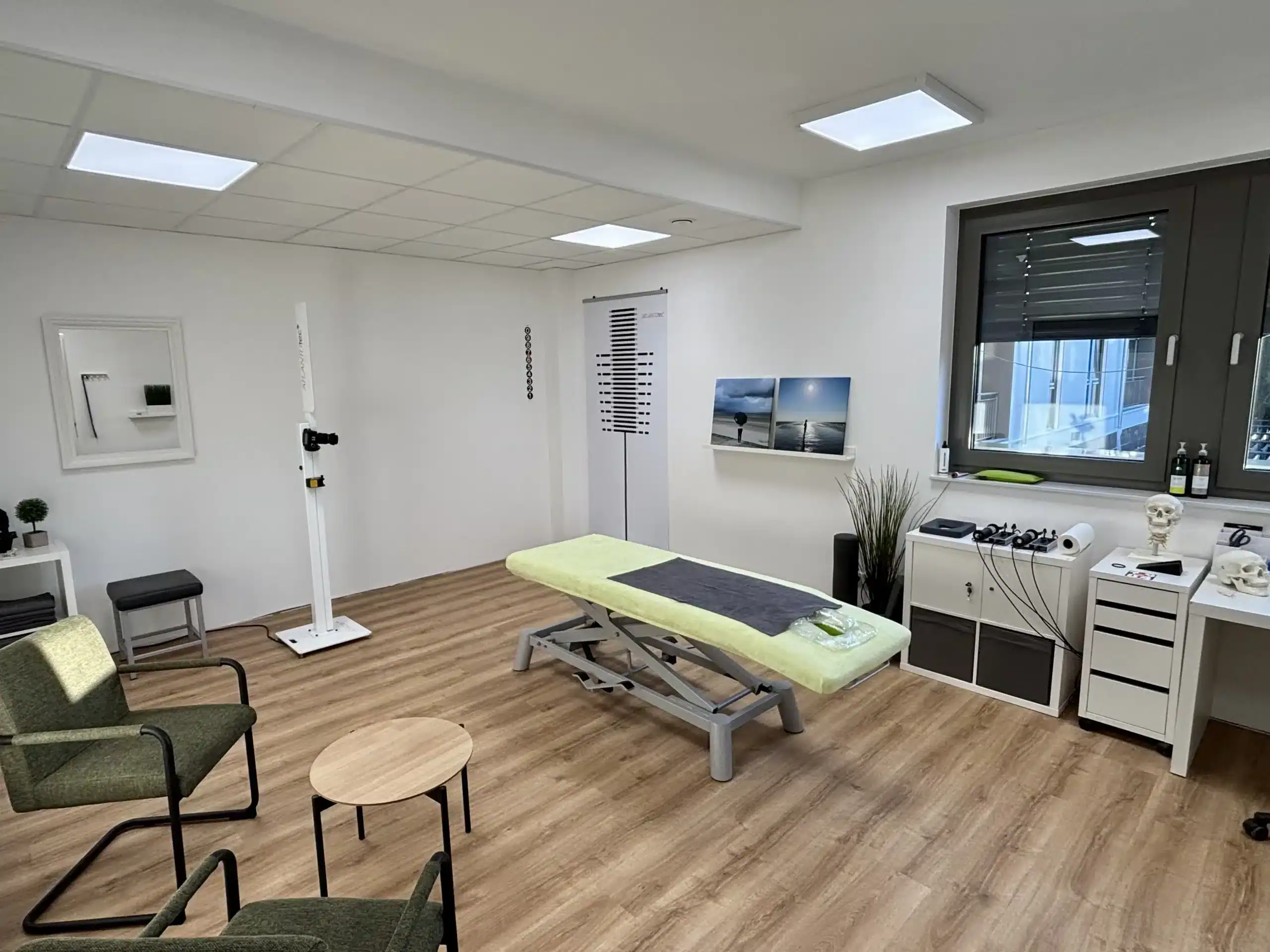 AtlantoMed Atlaskorrektur Andreas Braun - großes Praxis-Behandlungszimmer