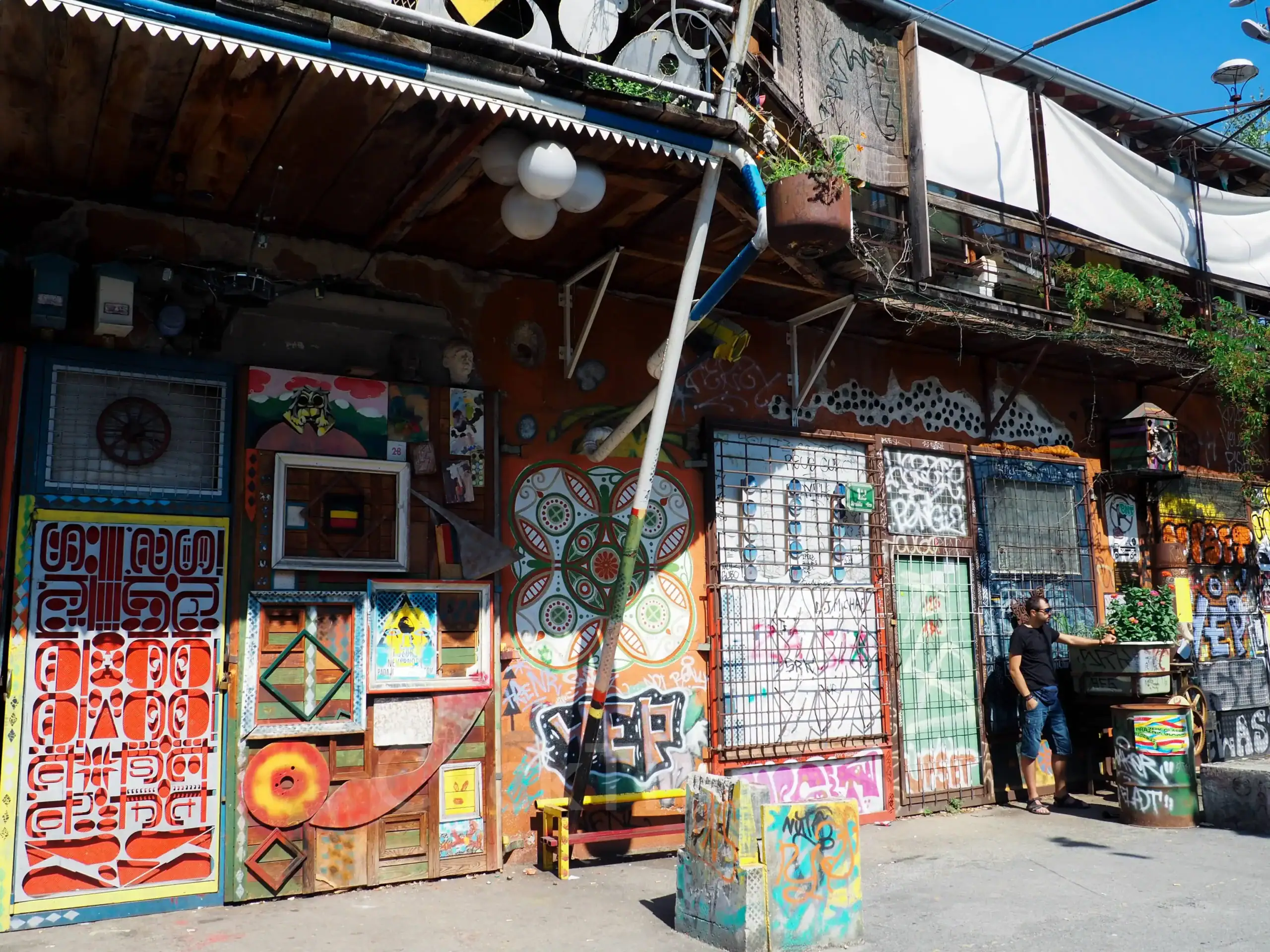Metelkova Mesto. 10 lugares que ver en Liubliana la capital de Eslovenia. ClickTrip