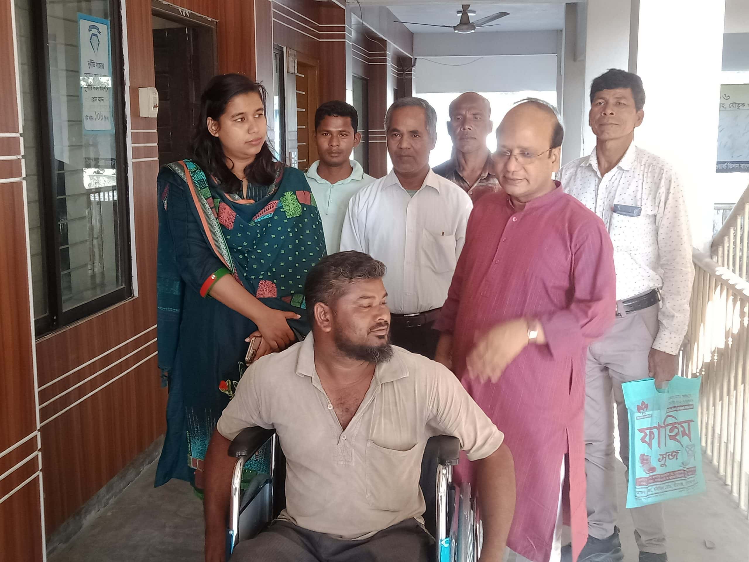 প্রধানমন্ত্রীর উপহারের হুইল চেয়ার পেয়ে খুশিতে কাঁদলেন প্রতিবন্ধী- সফিবর