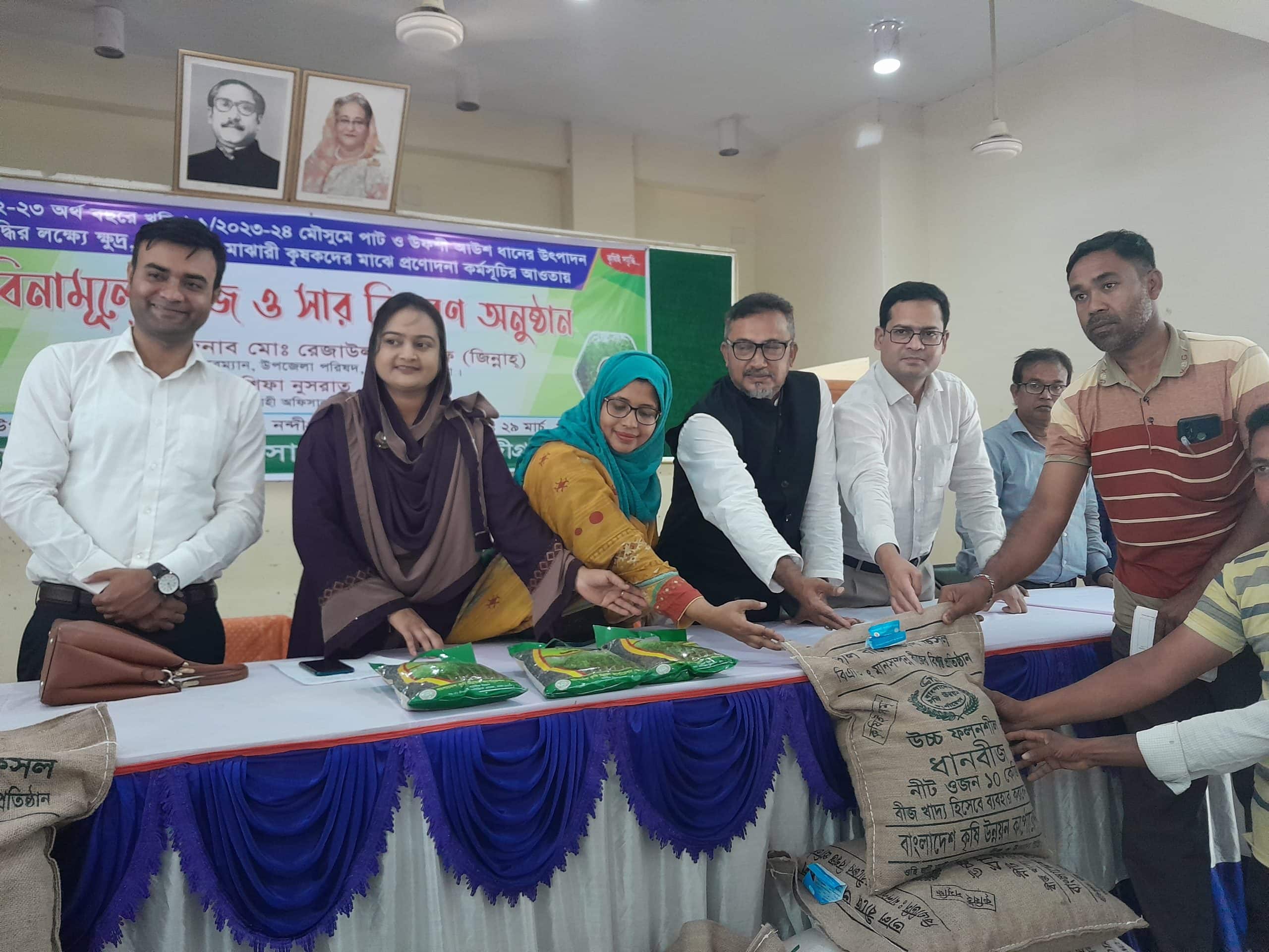 নন্দীগ্রামে বিনামূল্যে সার-বীজ বিতরণ