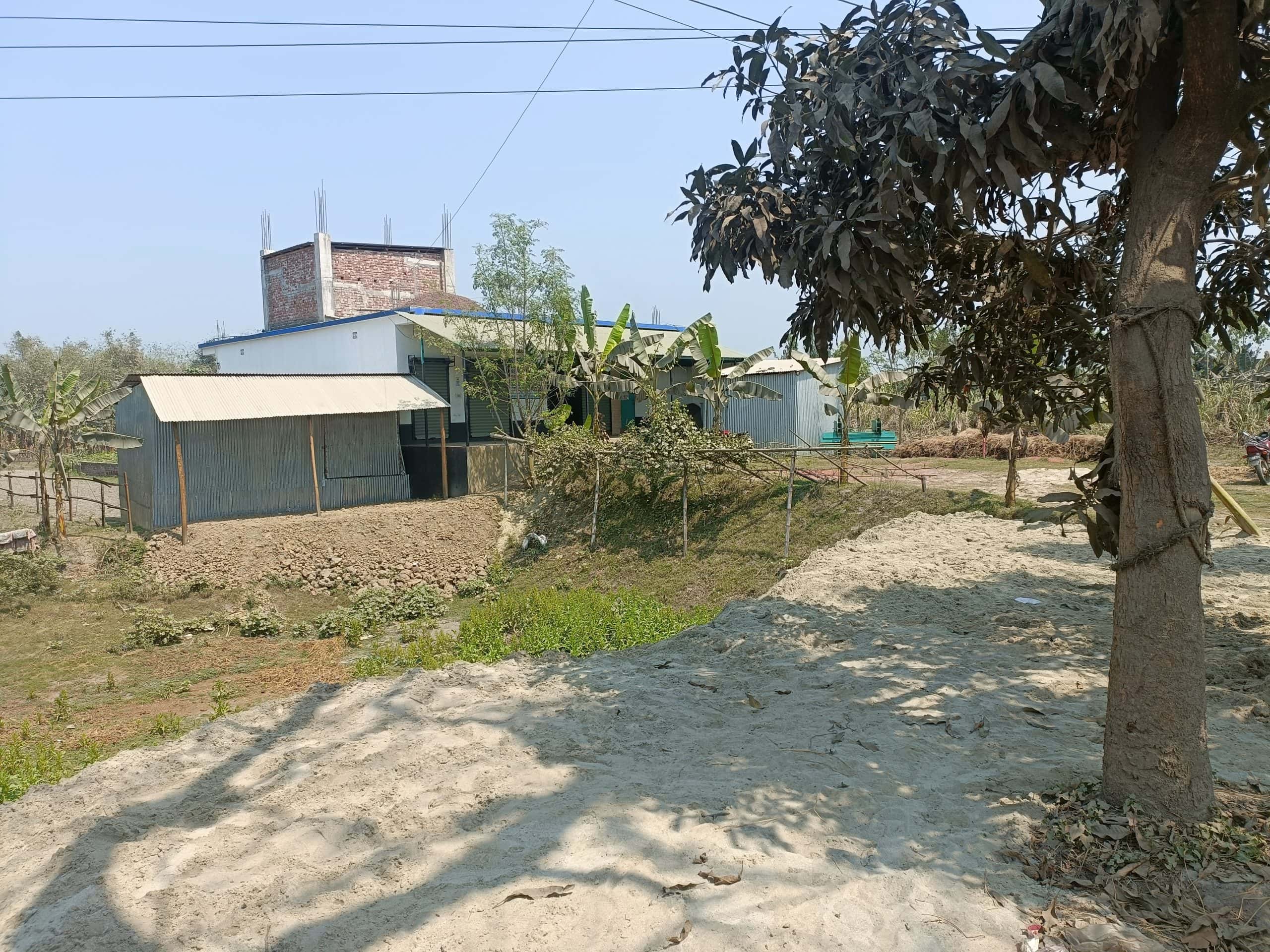 নওগাঁয় মাটি ফেলে জমি দখলের পাঁয়তারা